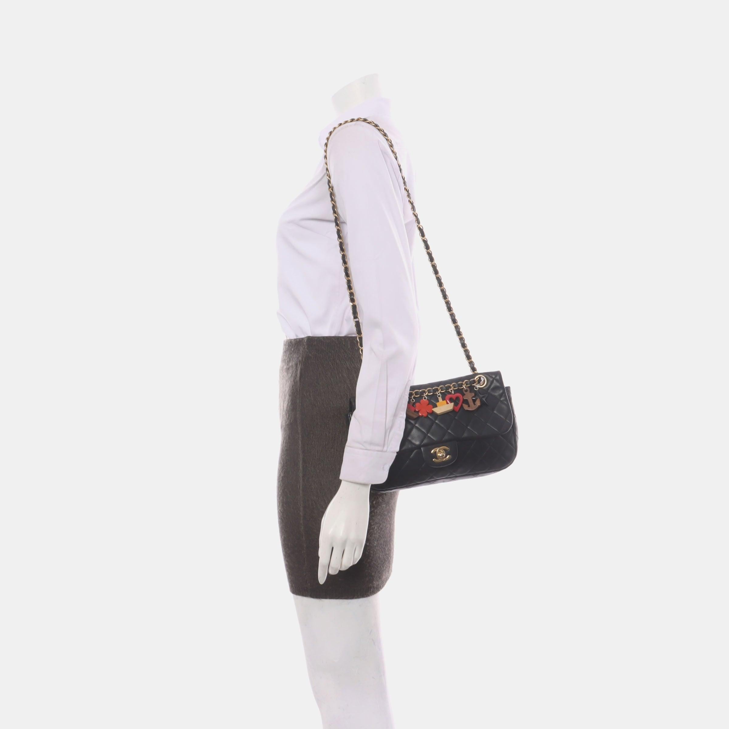 CONDITION: EXCELLENT

This previously owned and used item is in excellent original condition with light signs of use. 

DETAILS:

circa 2010-2011
Series 14
Classic Flap
lambskin leather 
Black
Gold tone hardware
Size: Medium
Dimensions: Width 25.5cm
