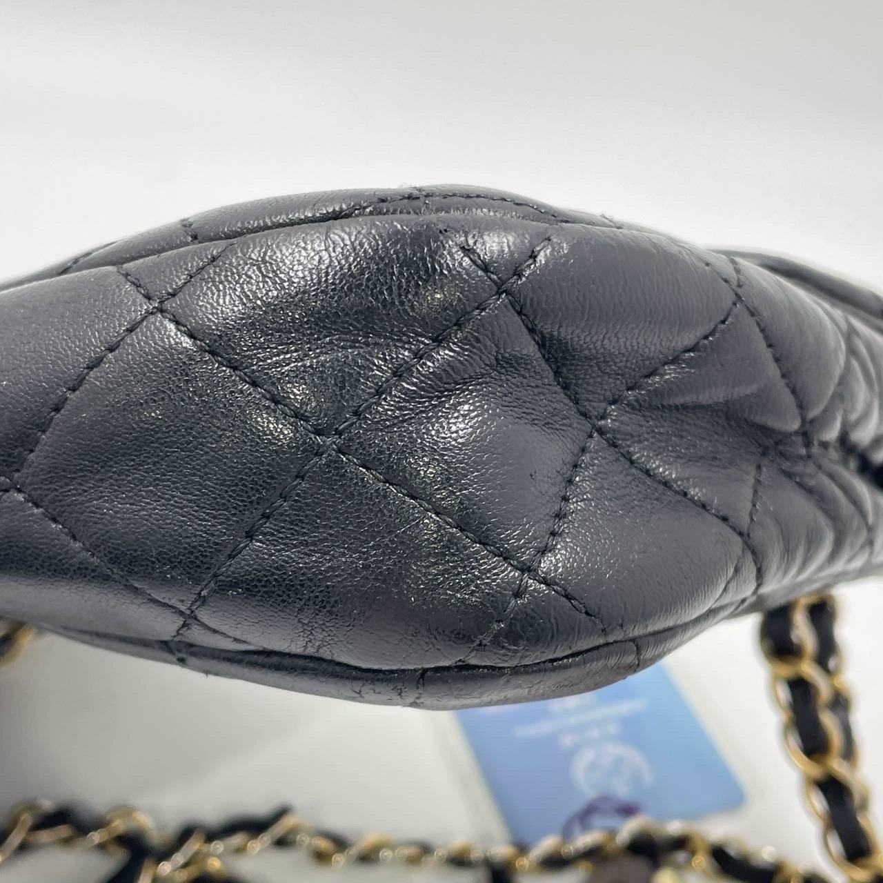 Chanel Classic Flap Medium Noir Cuir d'agneau Valentine Marine Charms en vente 16