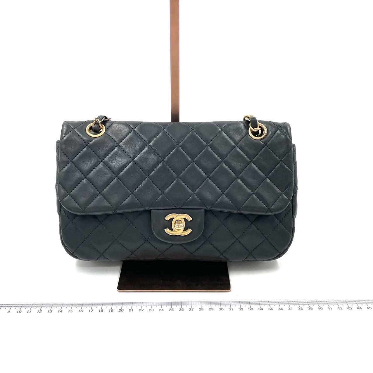 Chanel Classic Flap Medium Black Lambskin Leather Valentine Marine Charms In Excellent Condition In AUBERVILLIERS, FR