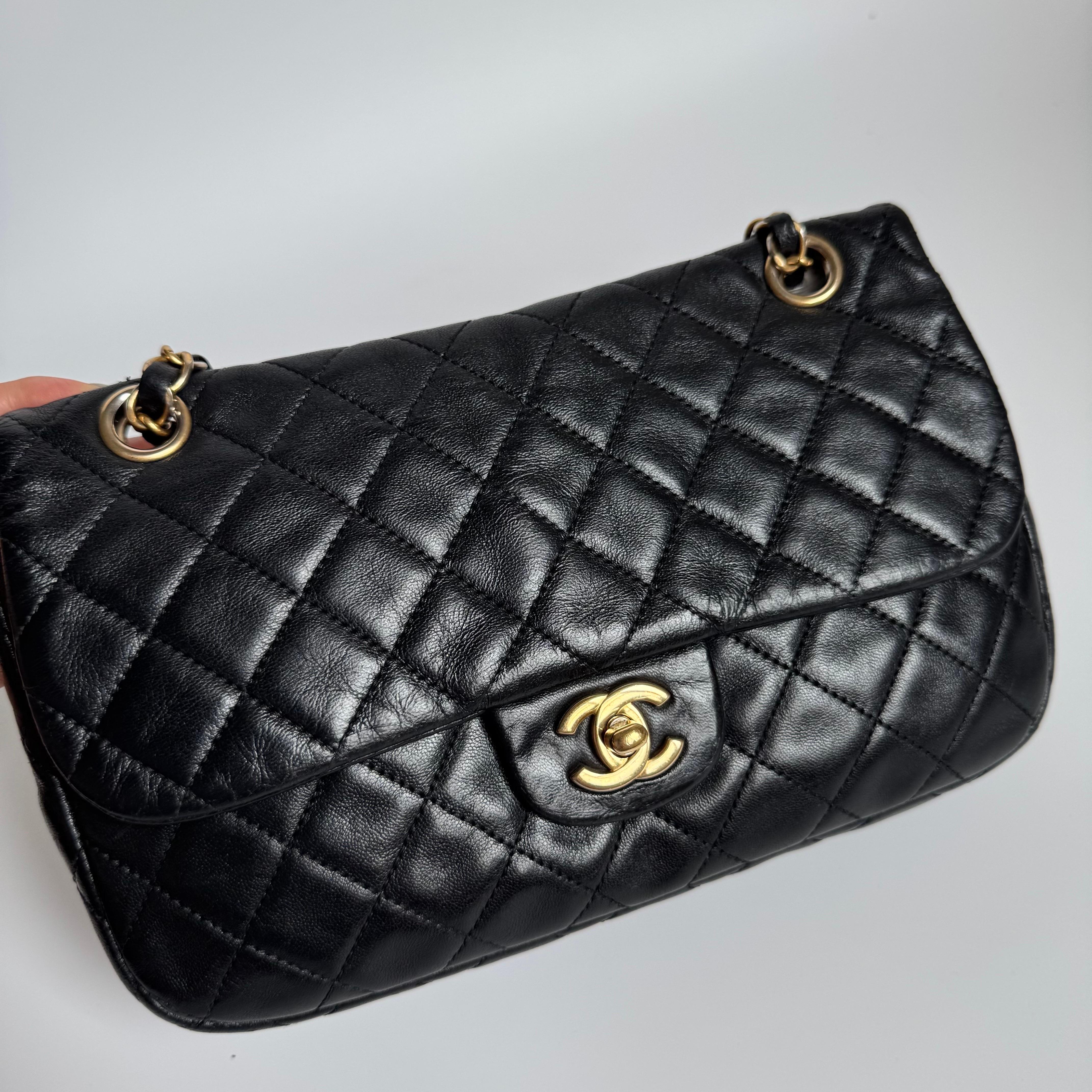 Chanel Classic Flap Medium Noir Cuir d'agneau Valentine Marine Charms Bon état - En vente à AUBERVILLIERS, FR
