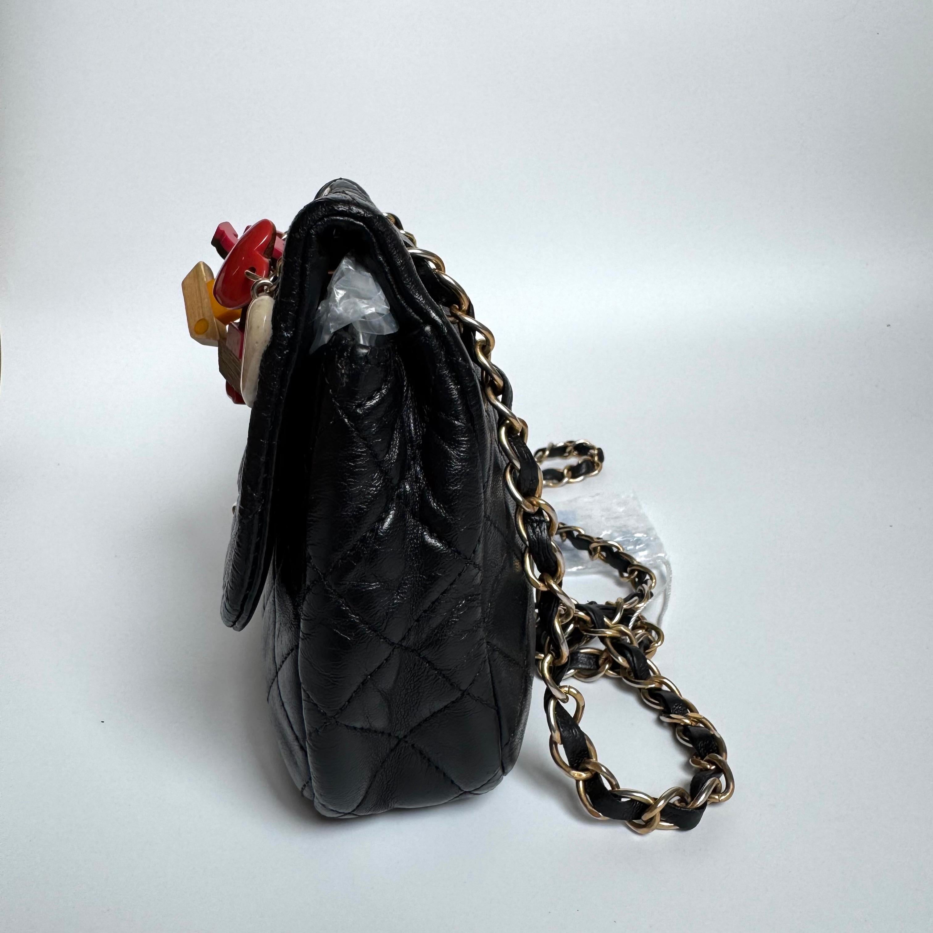 Chanel Classic Flap Medium Noir Cuir d'agneau Valentine Marine Charms Pour femmes en vente