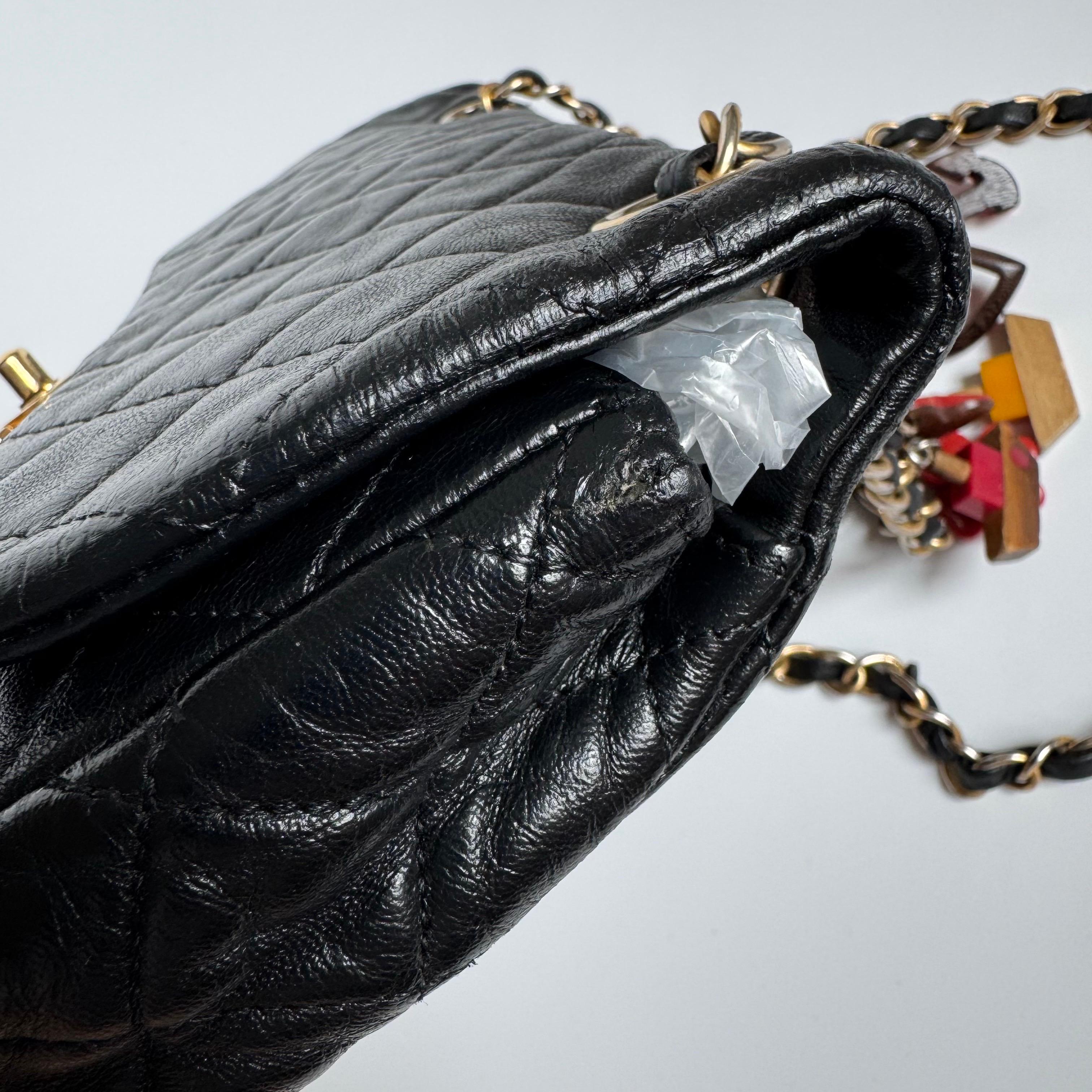 Chanel Classic Flap Medium Noir Cuir d'agneau Valentine Marine Charms en vente 2