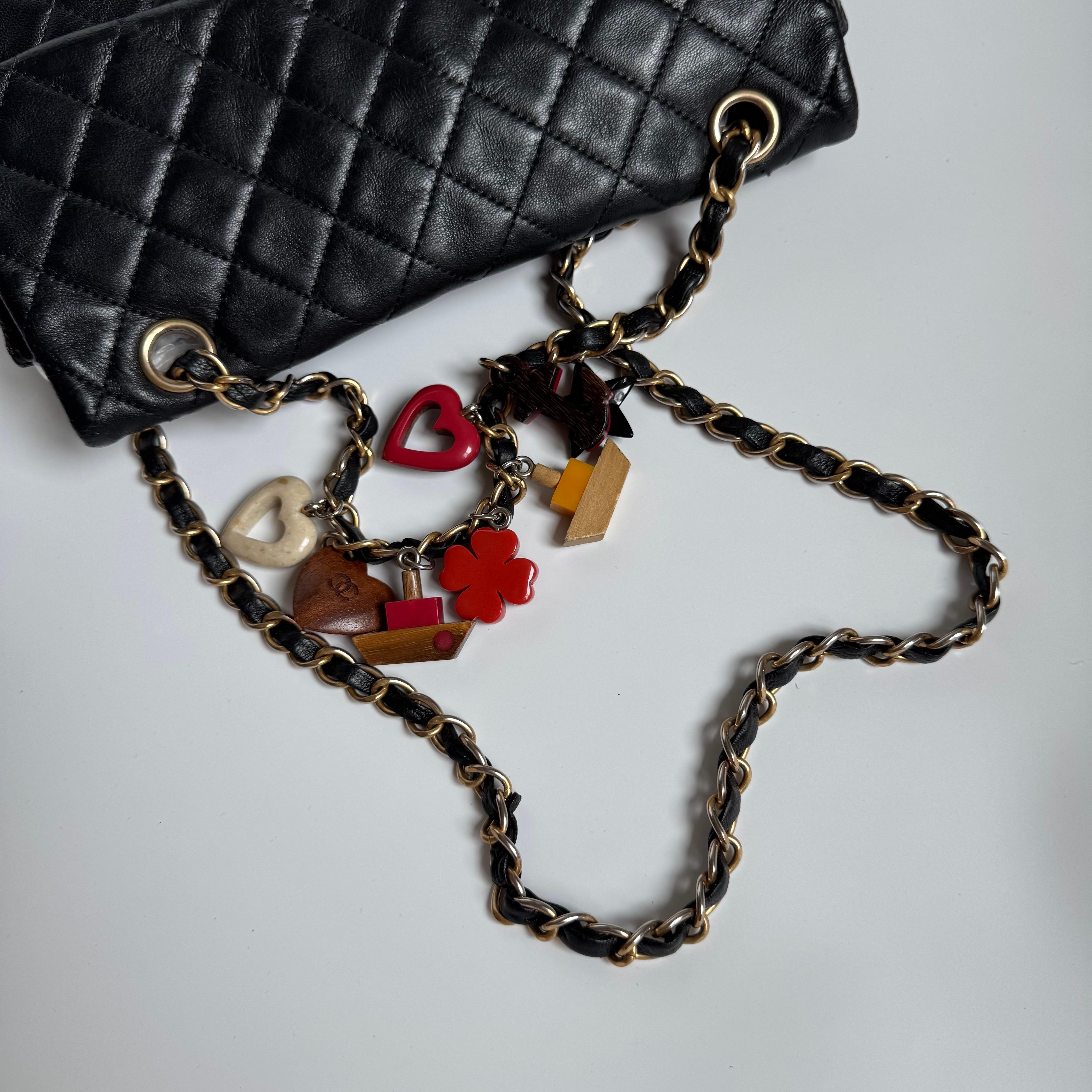 Chanel Classic Flap Medium Noir Cuir d'agneau Valentine Marine Charms en vente 3