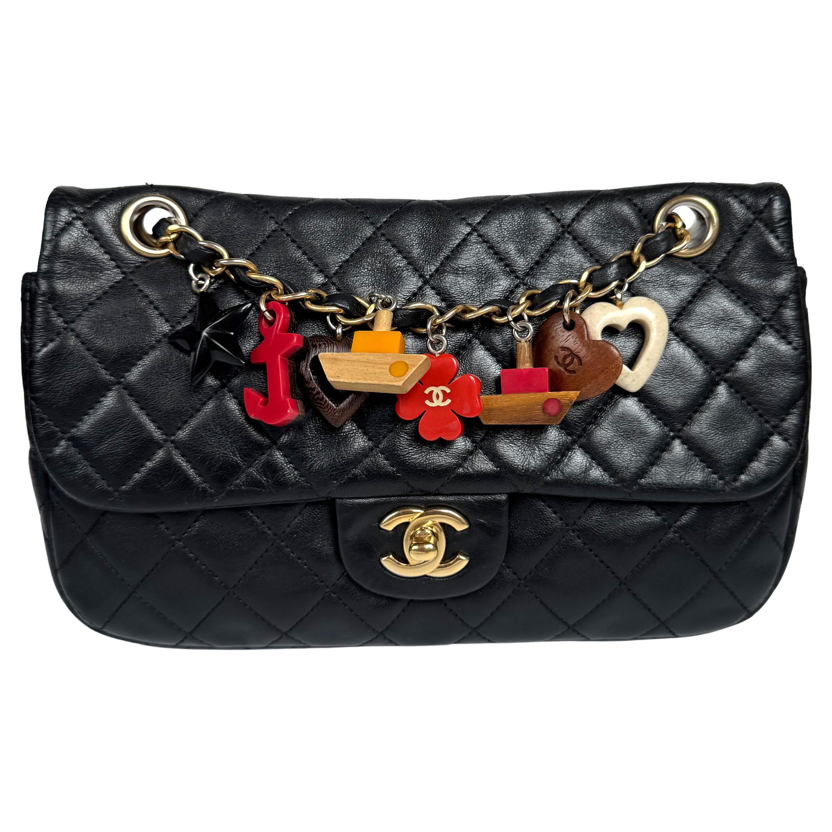 Chanel Classic Flap Medium Noir Cuir d'agneau Valentine Marine Charms en vente