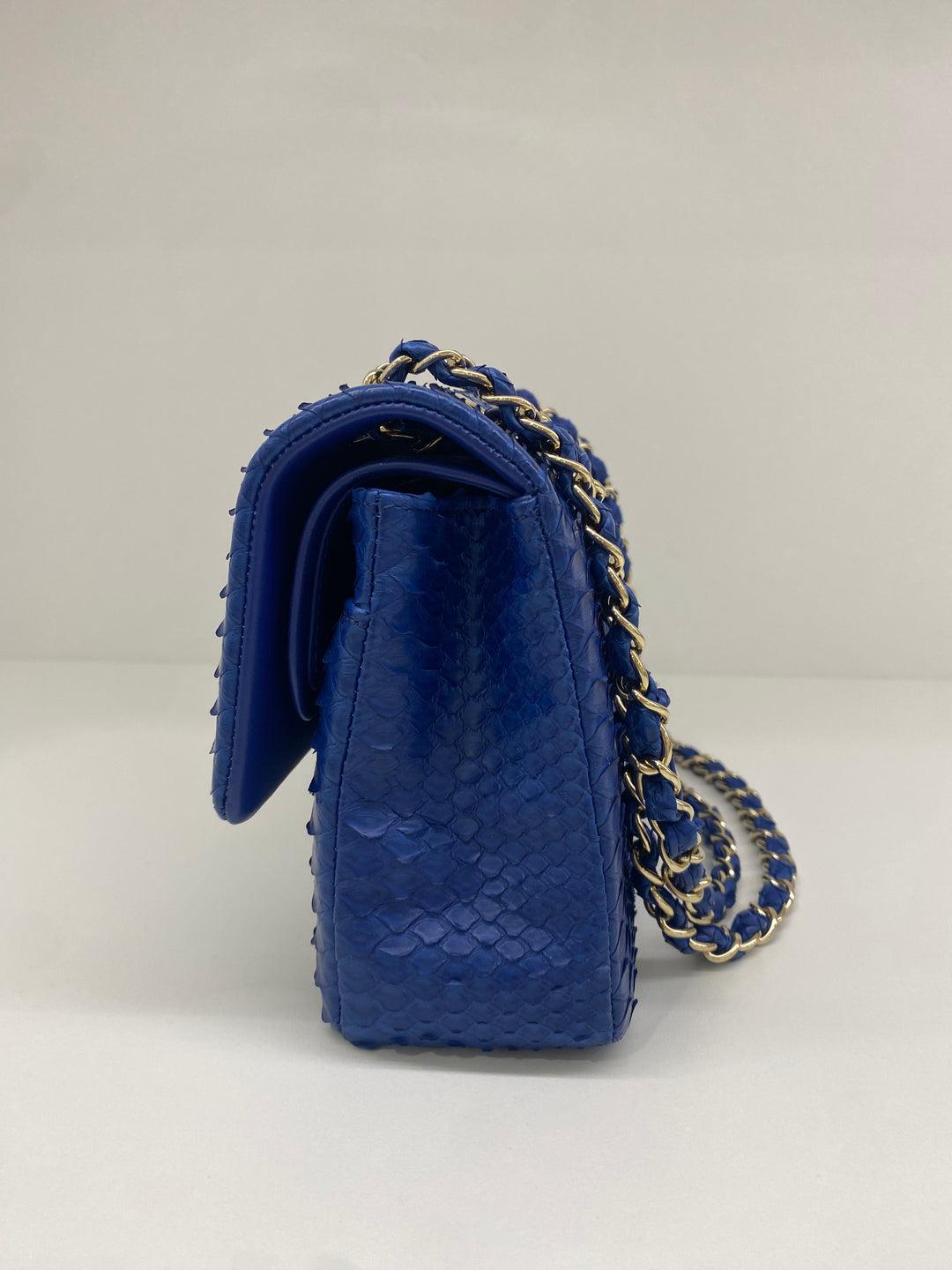 Chanel Classic Flap Medium - Peau de serpent bleue SHW  en vente 8