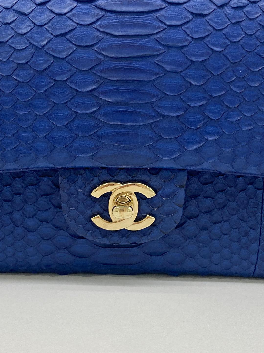 Chanel Classic Flap Medium - Peau de serpent bleue SHW  en vente 9