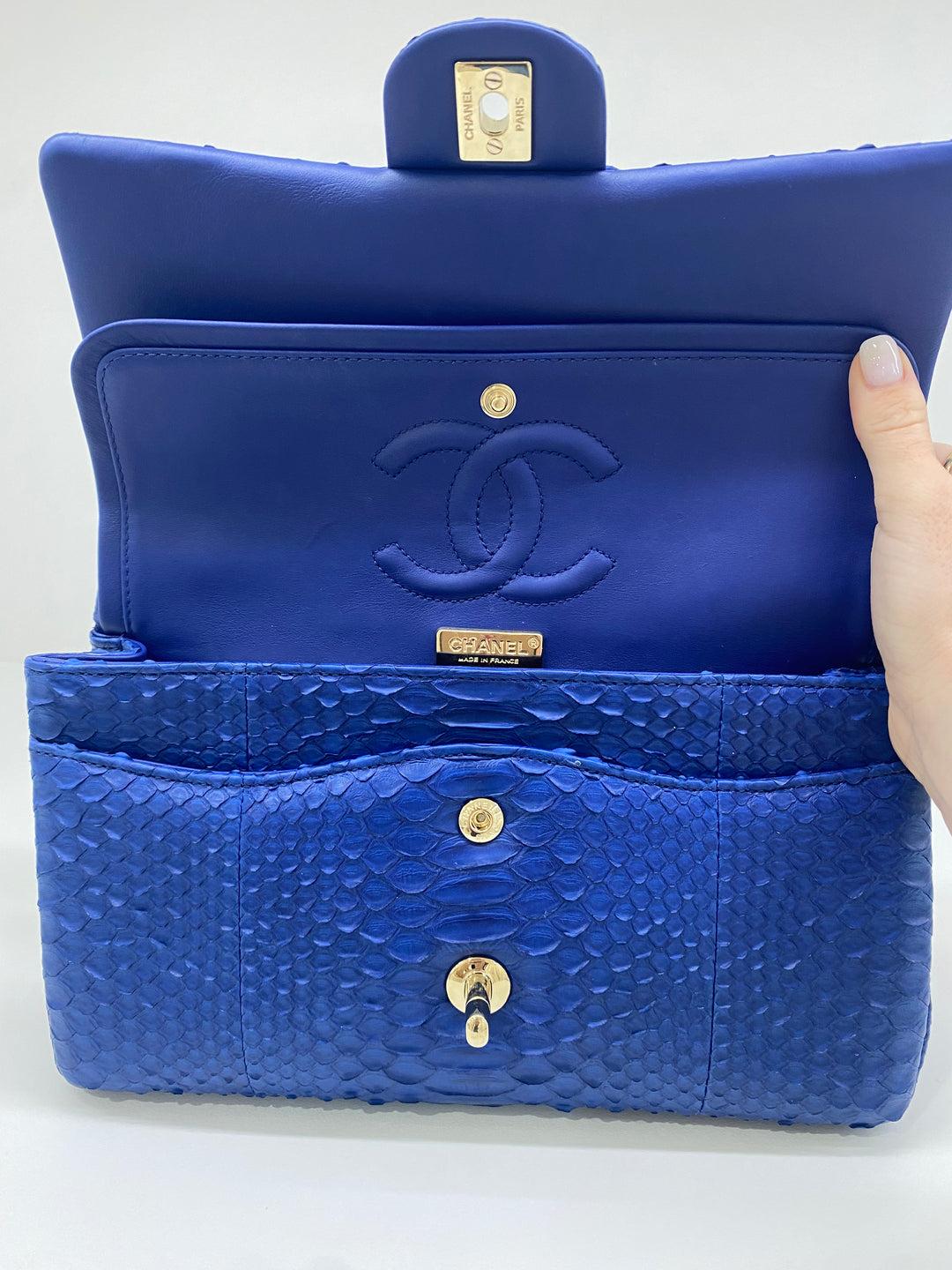 Condition: Very good used condition

Colour: Blue

Leather: Snakeskin leather

Series: 22 (2016-2017)

Hardware Colour: Silver

Inclusion: Bag only 

Origin: France