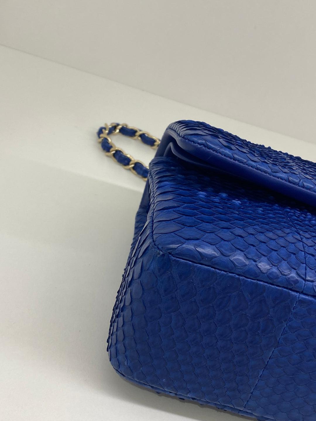 Chanel Classic Flap Medium - Peau de serpent bleue SHW  en vente 2