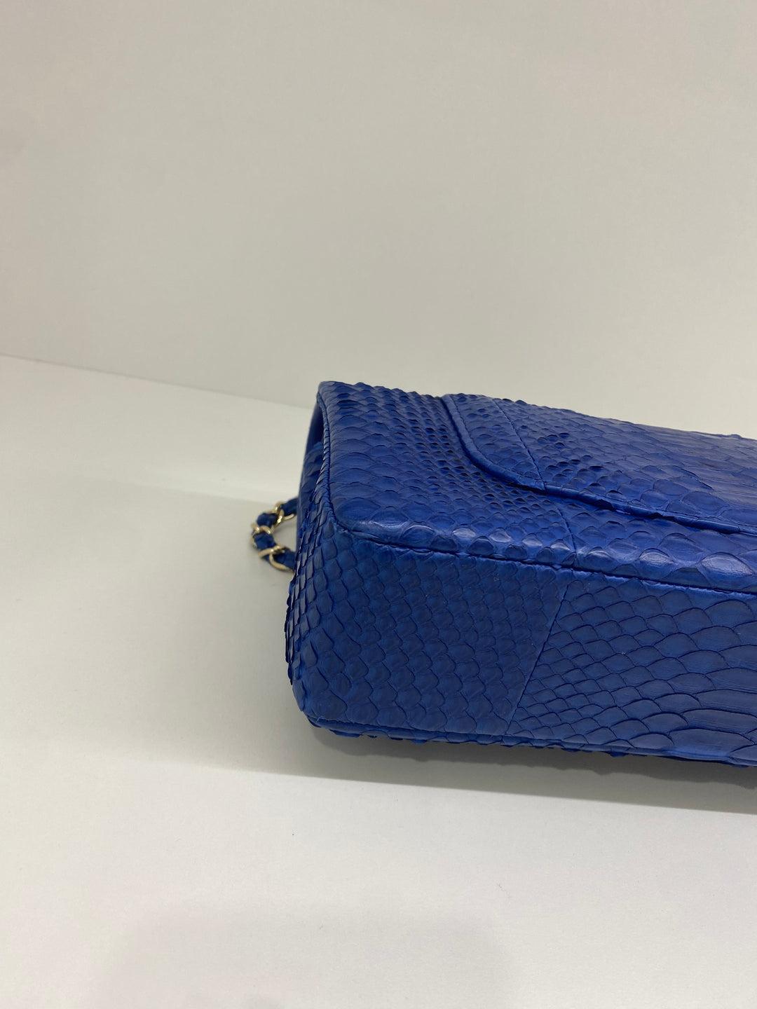 Chanel Classic Flap Medium - Peau de serpent bleue SHW  en vente 3