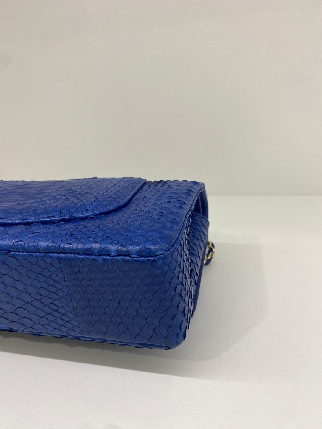 Chanel Classic Flap Medium - Peau de serpent bleue SHW  en vente 4