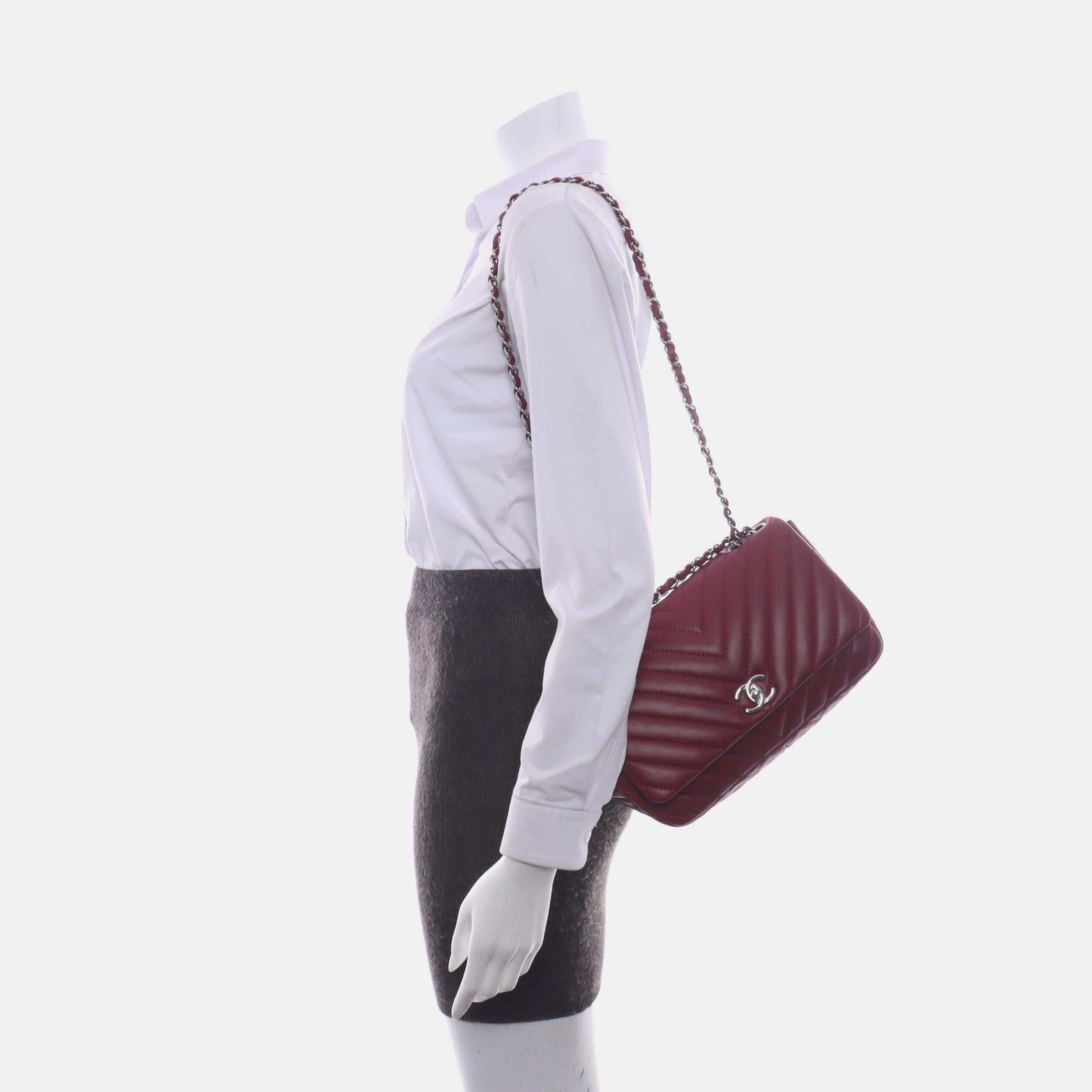 Chanel Classic Flap Medium Chevron Burgundy Quilted Lambskin Leather, 2012 In Excellent Condition In AUBERVILLIERS, FR