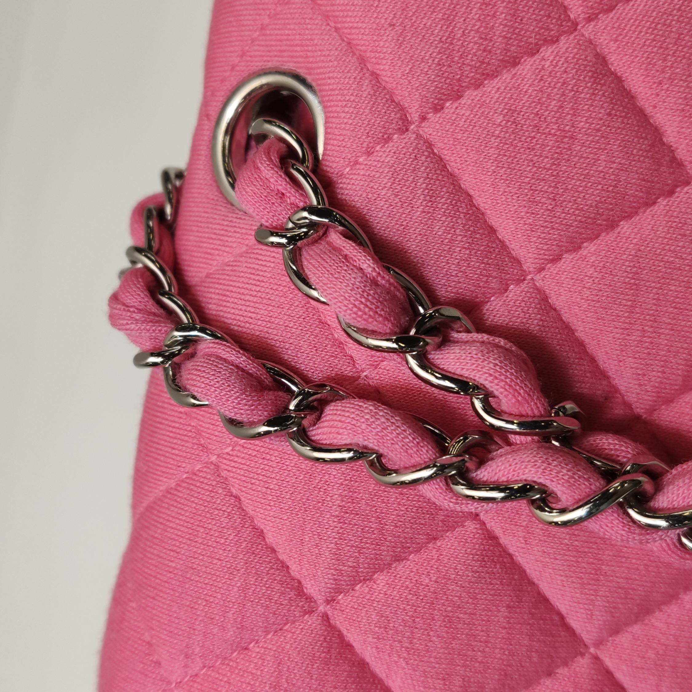 Chanel Classic Flap Solapa Doble Mediana Tejido de Algodón Rosa Herrajes Plateados en venta 9