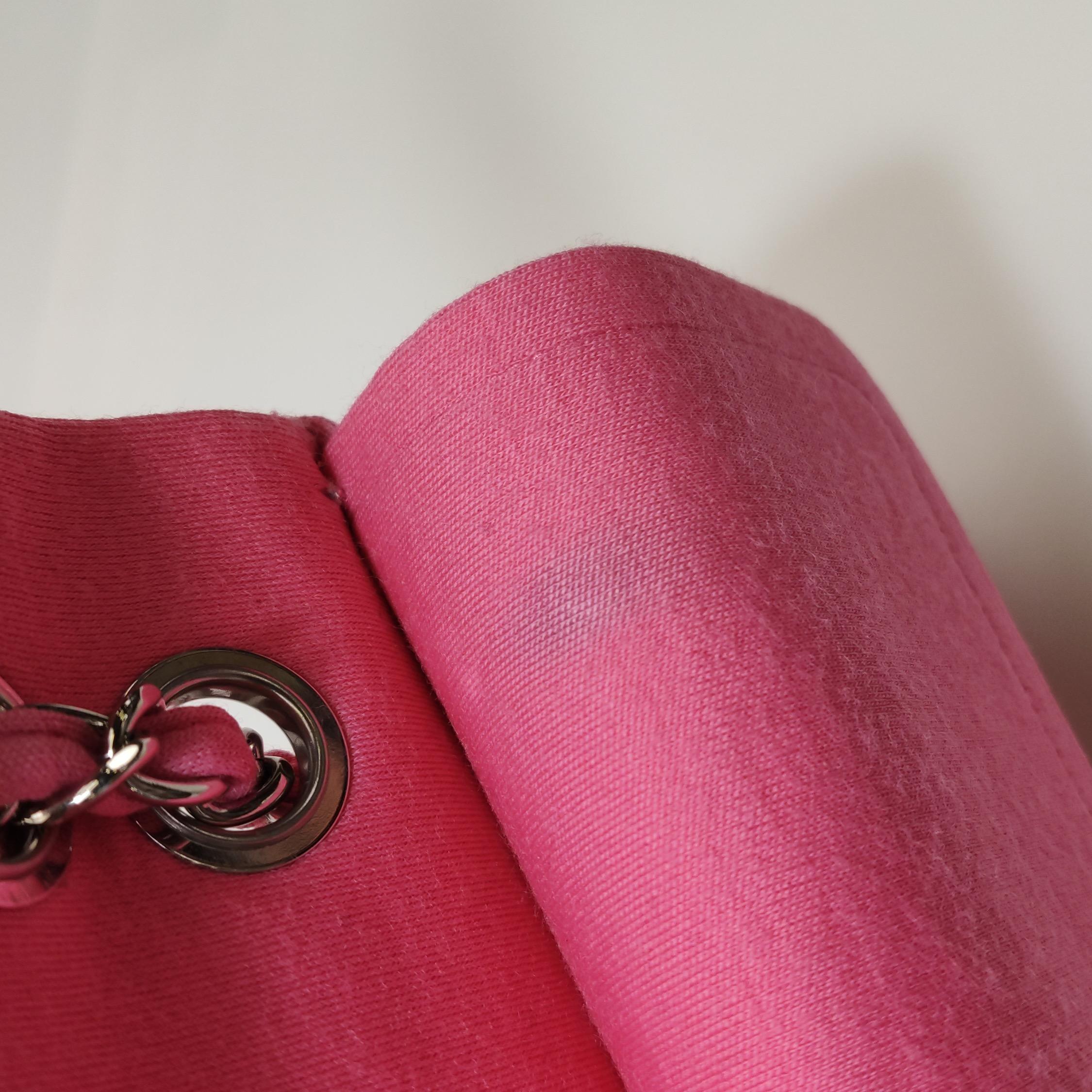 Chanel Classic Flap Solapa Doble Mediana Tejido de Algodón Rosa Herrajes Plateados en venta 10