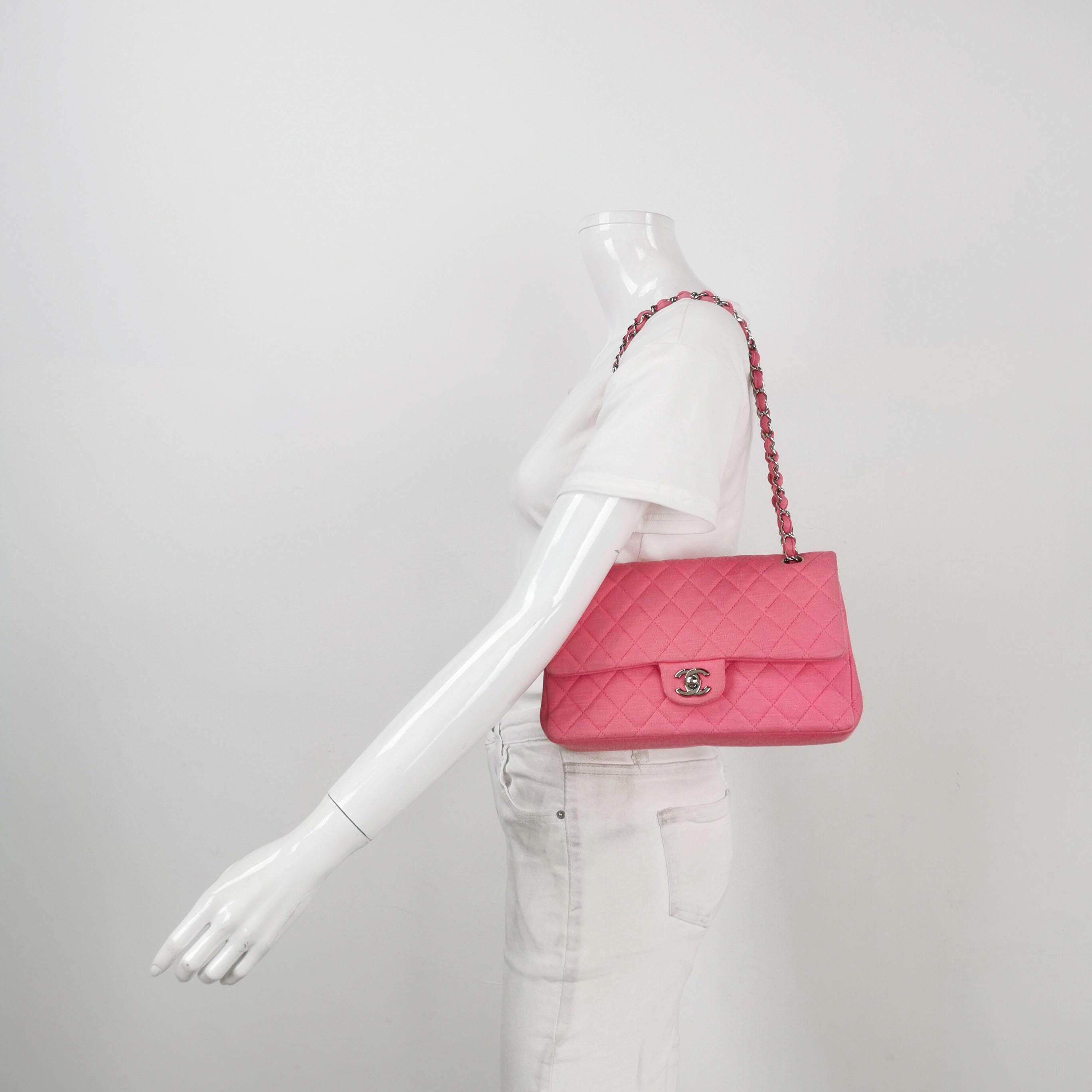 ESTADO: MUY BUEN ESTADO

Este auténtico bolso Chanel usado está en muy buen estado. Manchas ligeras en las esquinas y bordes de la solapa. Sin esquinas desgastadas, sólo ligeros roces y manchas. Ligero amarilleamiento alrededor de las zonas donde