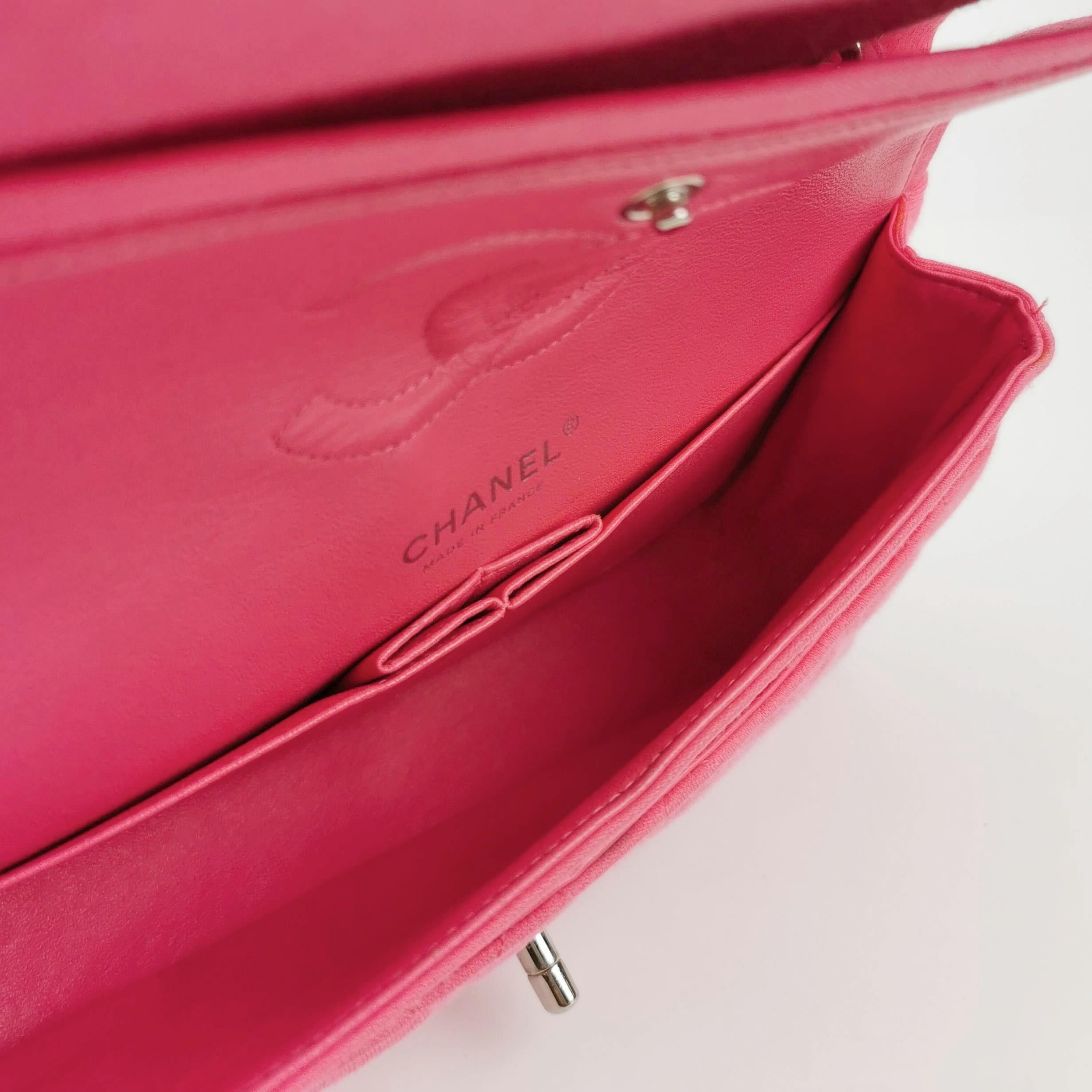 Chanel Classic Flap Solapa Doble Mediana Tejido de Algodón Rosa Herrajes Plateados en venta 1