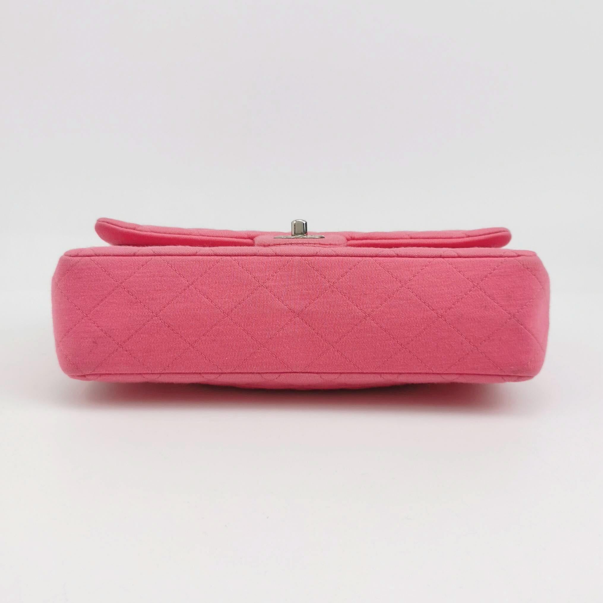 Chanel Classic Flap Solapa Doble Mediana Tejido de Algodón Rosa Herrajes Plateados en venta 2