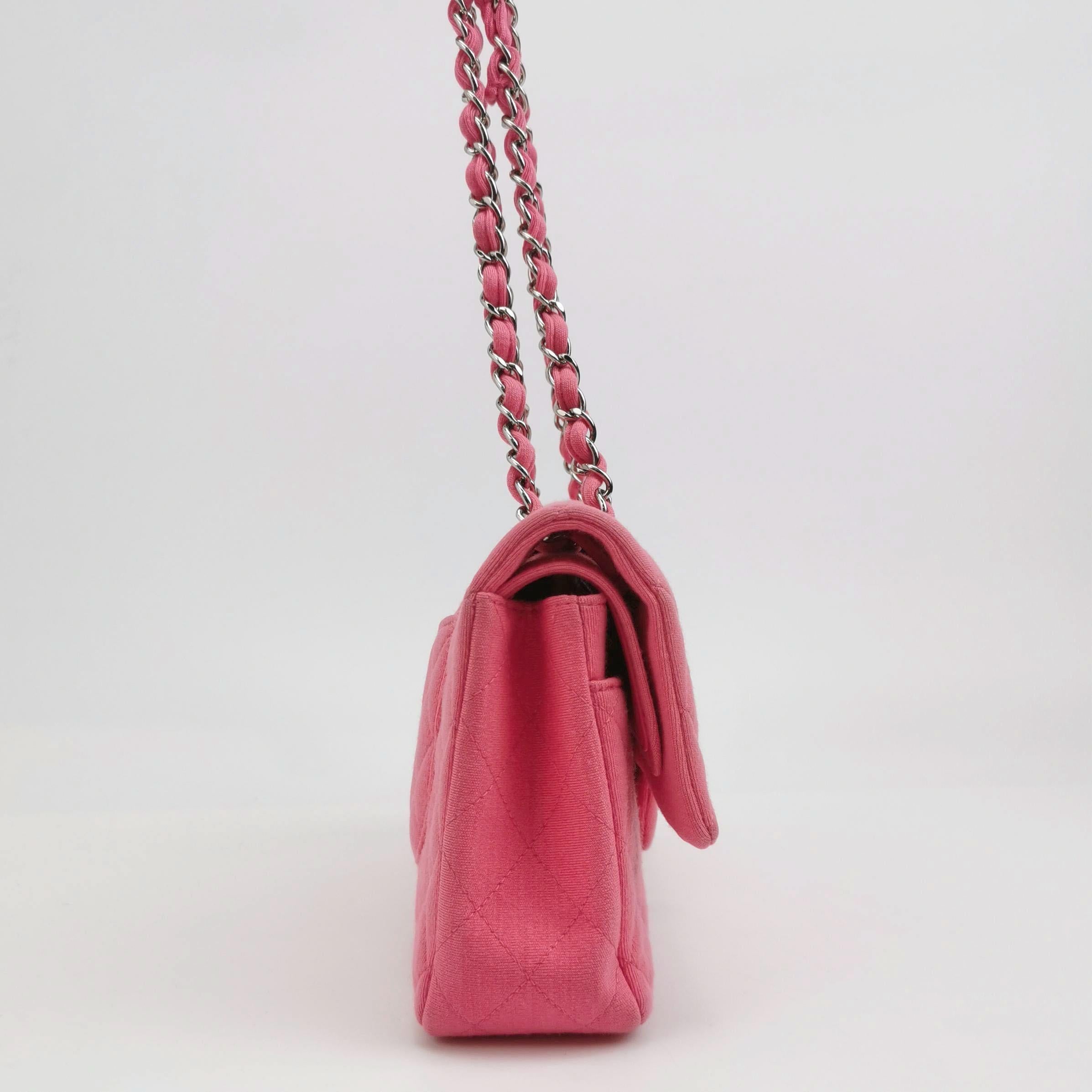 Chanel Classic Flap Solapa Doble Mediana Tejido de Algodón Rosa Herrajes Plateados en venta 4
