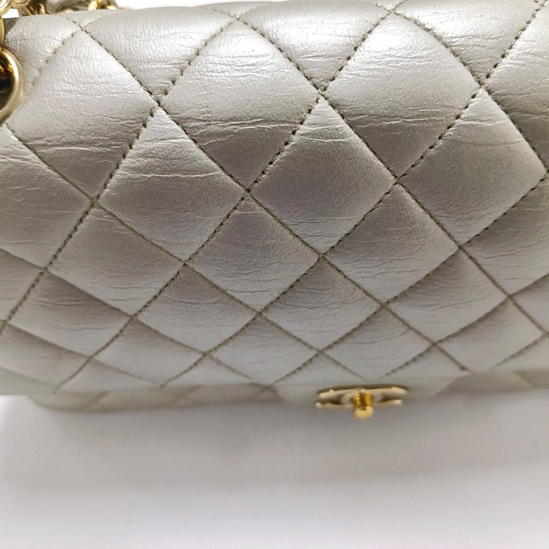Chanel Classic Flap Medium in pelle di agnello oro con HW oro, 2011 in vendita 5