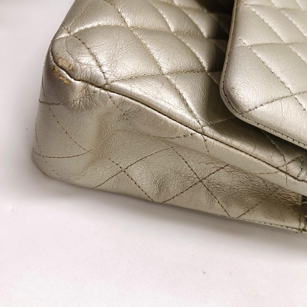 Chanel Classic Flap Medium in pelle di agnello oro con HW oro, 2011 in vendita 6