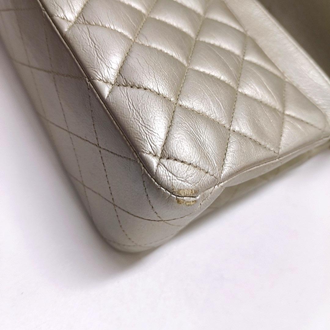 Chanel Classic Flap Medium in pelle di agnello oro con HW oro, 2011 in vendita 9