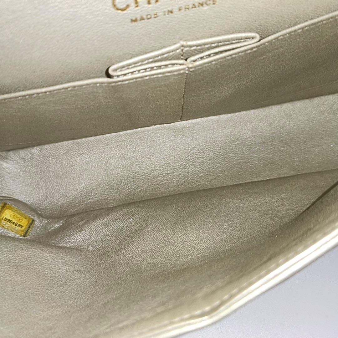Chanel Classic Flap Medium in pelle di agnello oro con HW oro, 2011 in vendita 10