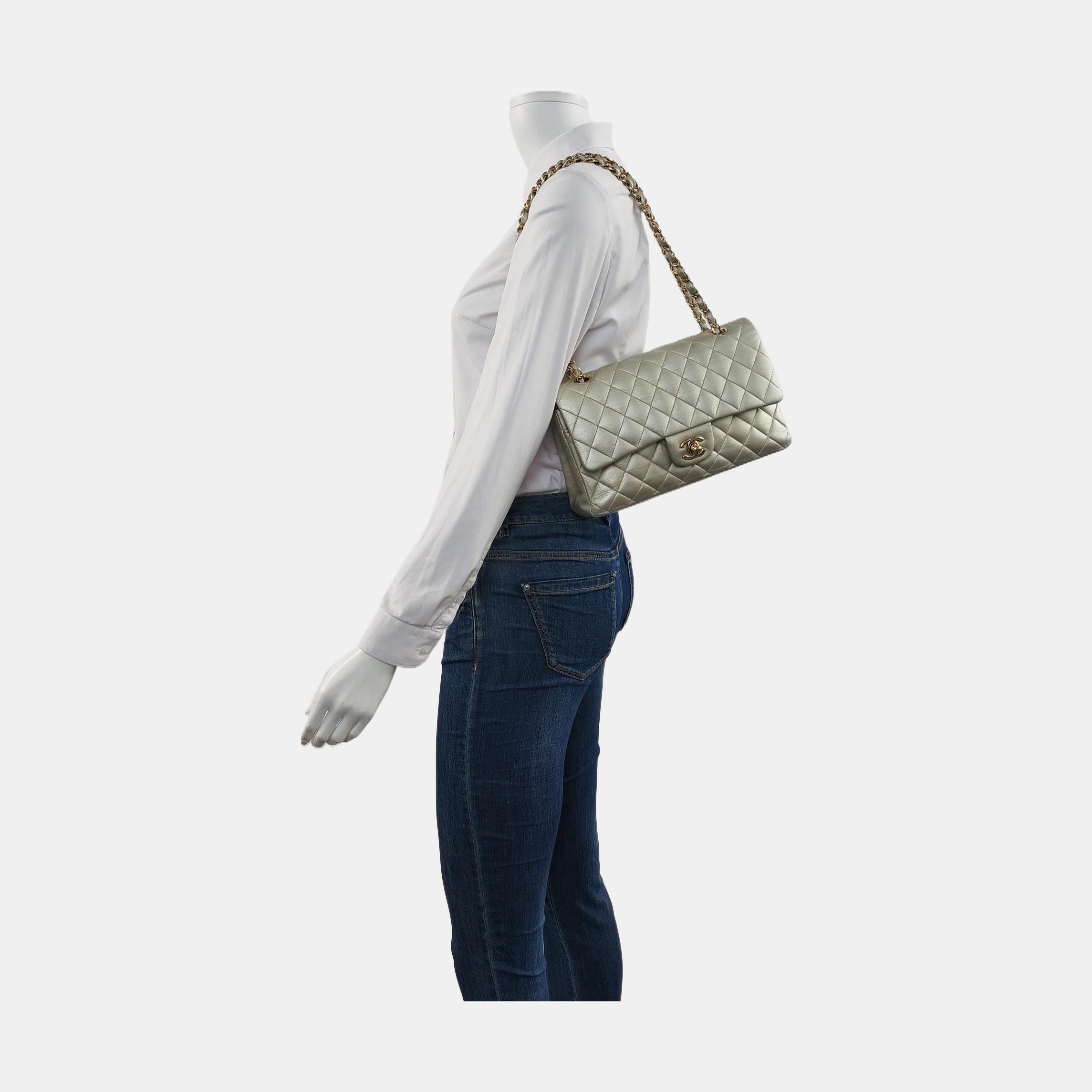 Questa borsa Chanel Timeless Classic Flap Vintage, unica nel suo genere, emana raffinatezza ed eleganza senza tempo. Realizzata in lussuosa pelle d'agnello, è impreziosita da finiture in oro 24k. 

CONDIZIONE: BUONE CONDIZIONI

Questa borsa Chanel
