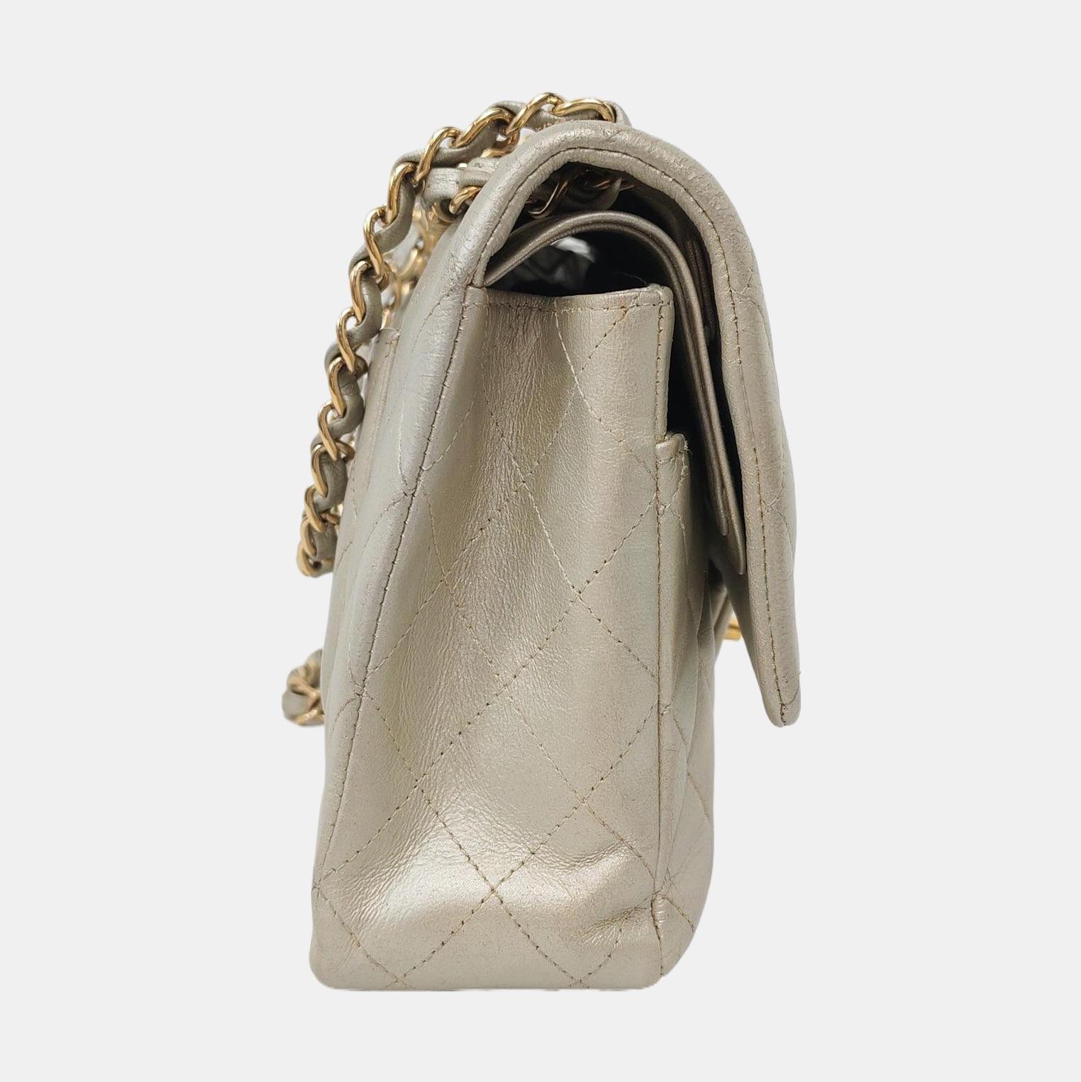 Chanel Classic Flap Medium in pelle di agnello oro con HW oro, 2011 In condizioni buone in vendita a AUBERVILLIERS, FR