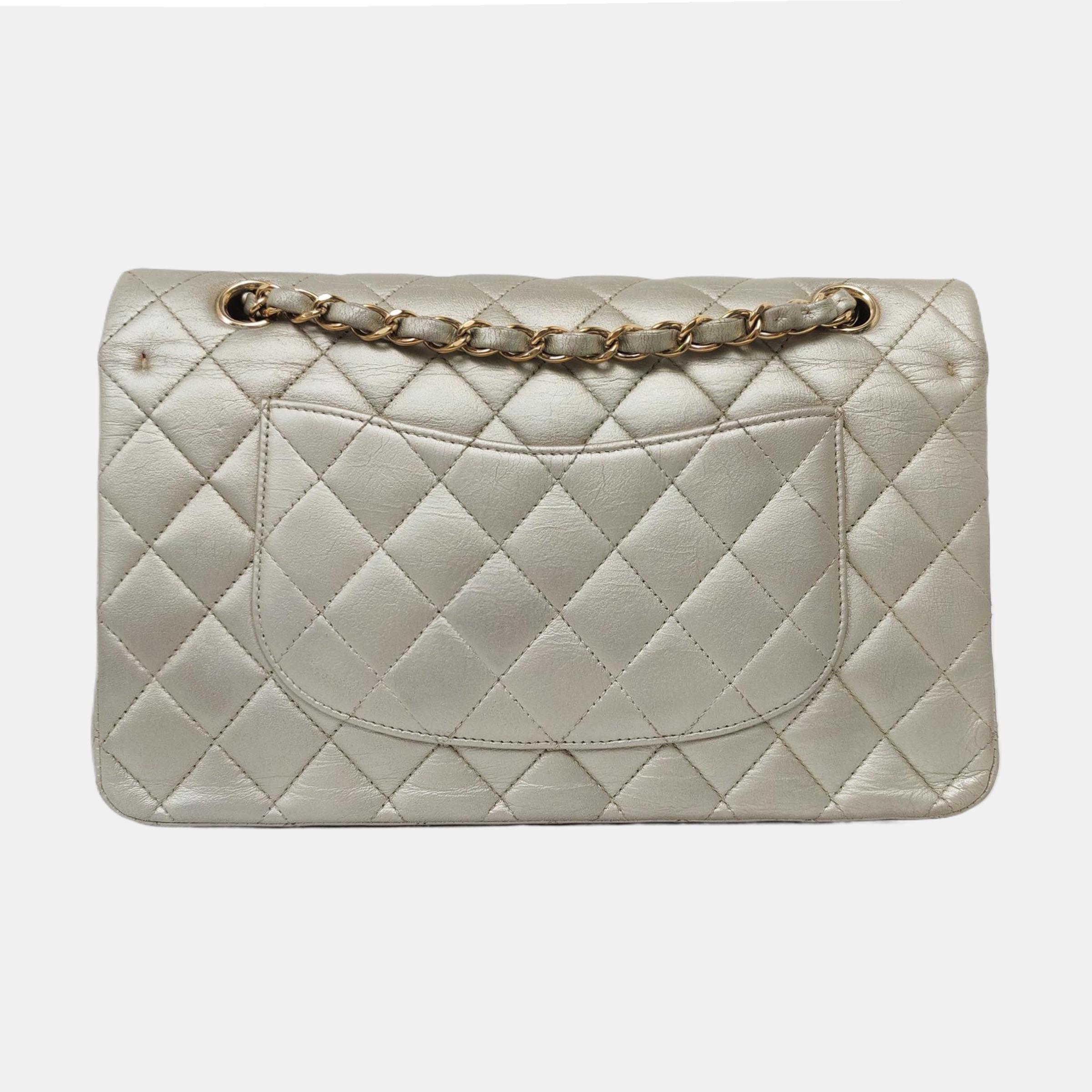 Donna Chanel Classic Flap Medium in pelle di agnello oro con HW oro, 2011 in vendita