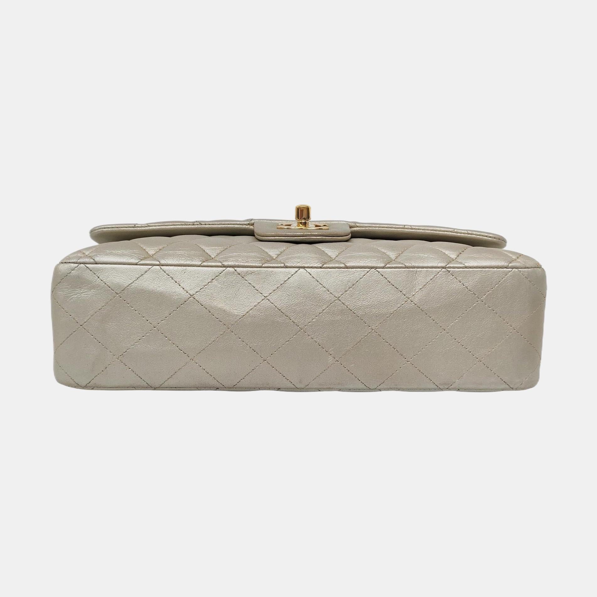 Chanel Classic Flap Medium in pelle di agnello oro con HW oro, 2011 in vendita 1
