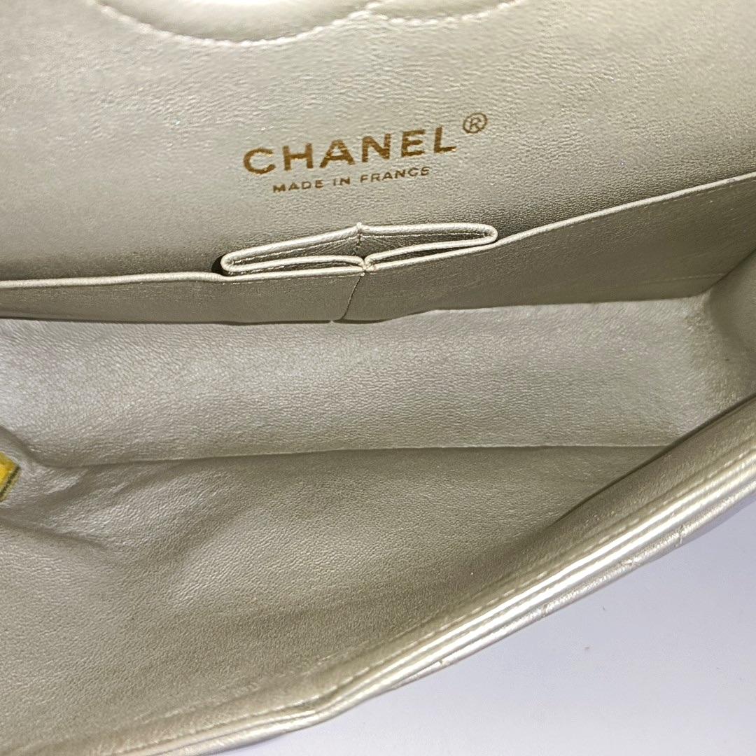 Chanel Classic Flap Medium in pelle di agnello oro con HW oro, 2011 in vendita 2