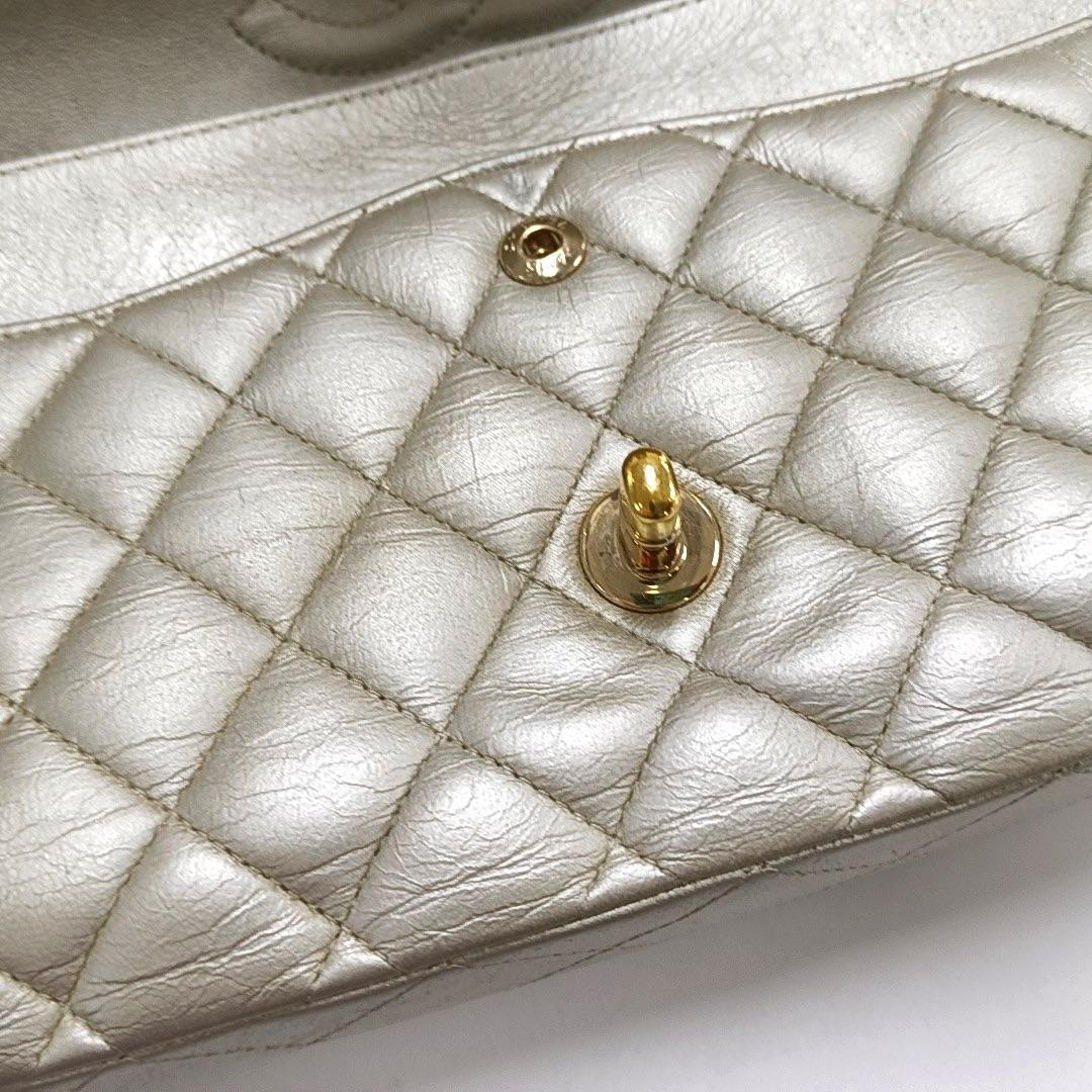 Chanel Classic Flap Medium in pelle di agnello oro con HW oro, 2011 in vendita 4