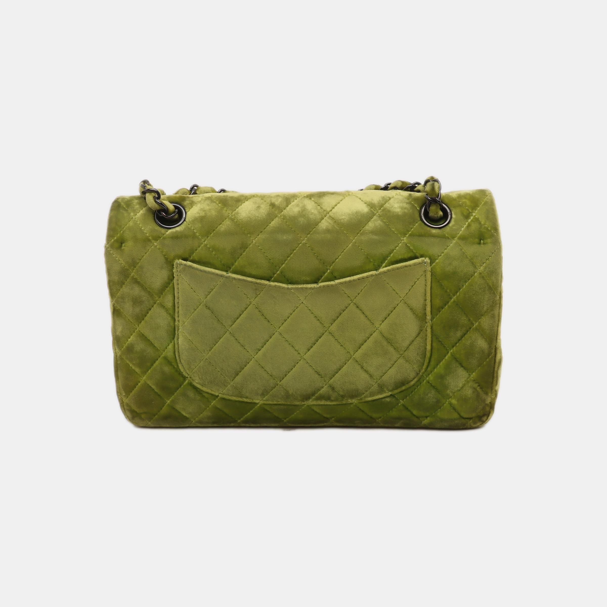 Chanel Classic Flap Medium Green Velvet Black Hardware, 2014-2015 In Good Condition In AUBERVILLIERS, FR