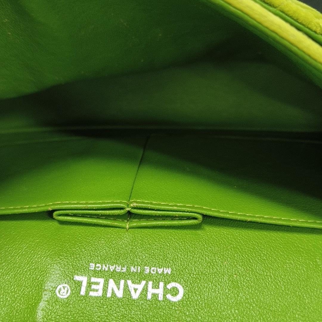 Chanel Classic Flap Medium Green Velvet Black Hardware, 2014-2015 In Excellent Condition In AUBERVILLIERS, FR