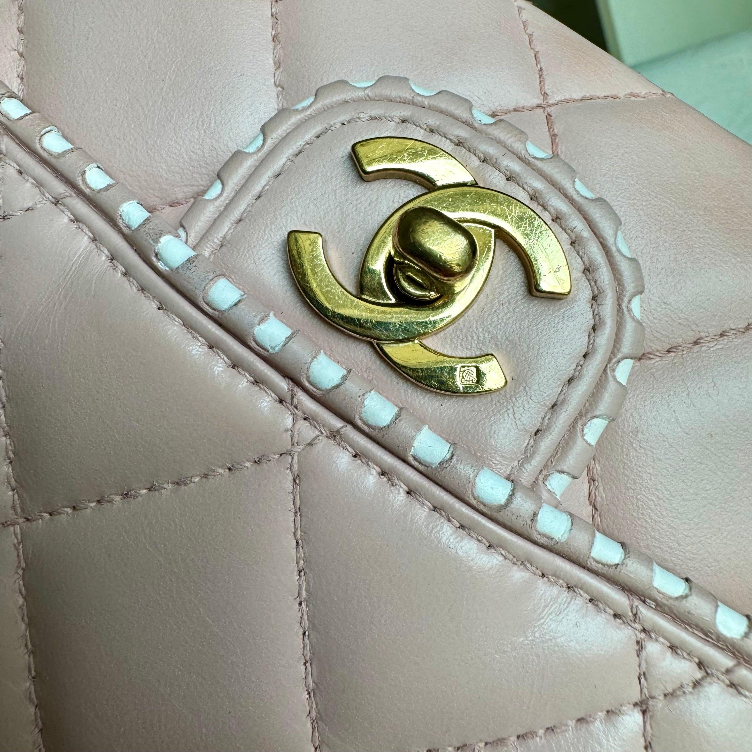 Chanel Classic Flap Medium Happy Stitch Pink Leder mit kontrastierendem weißen Rand im Angebot 6