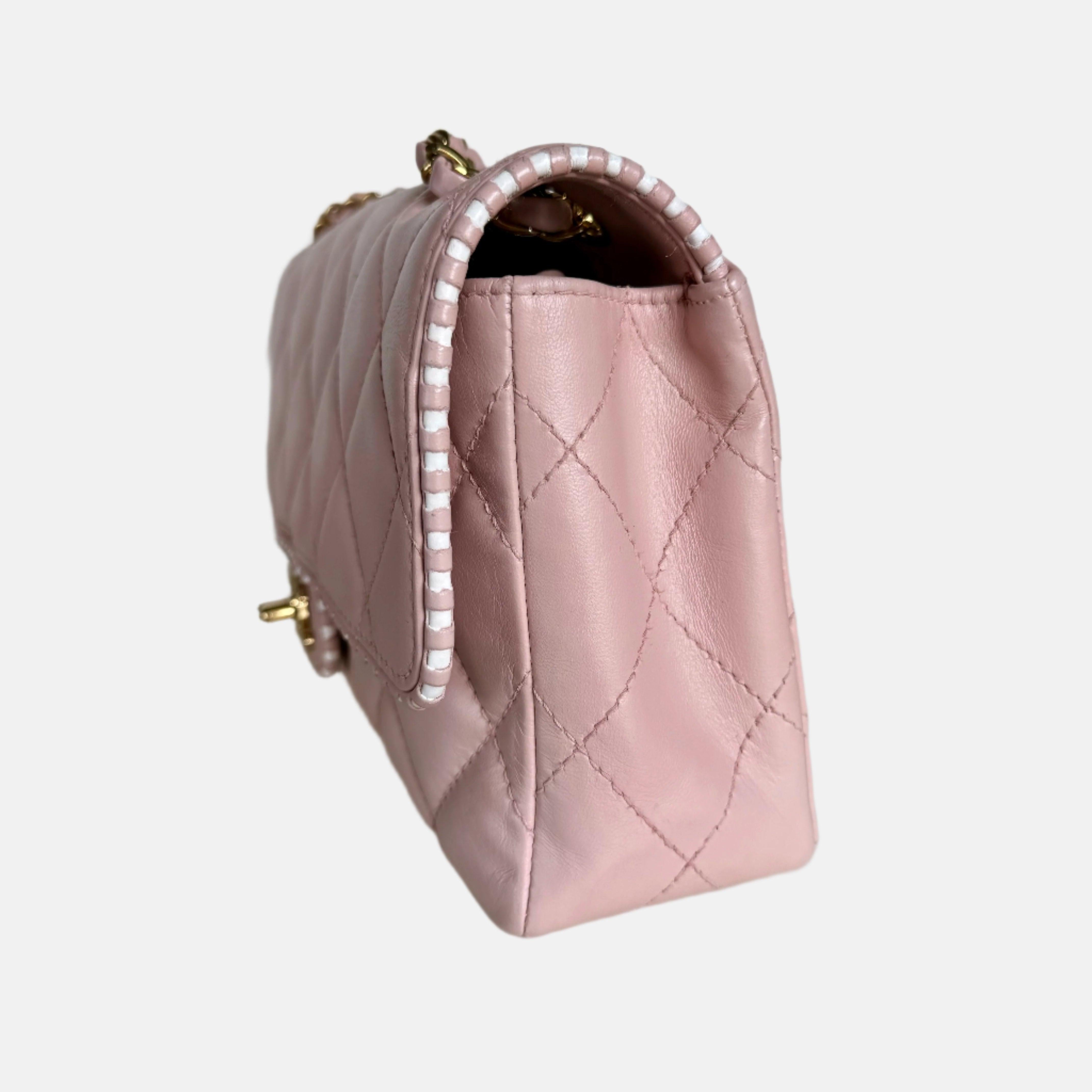Chanel Classic Flap Medium Happy Stitch Pink Leder mit kontrastierendem weißen Rand im Zustand „Gut“ im Angebot in AUBERVILLIERS, FR