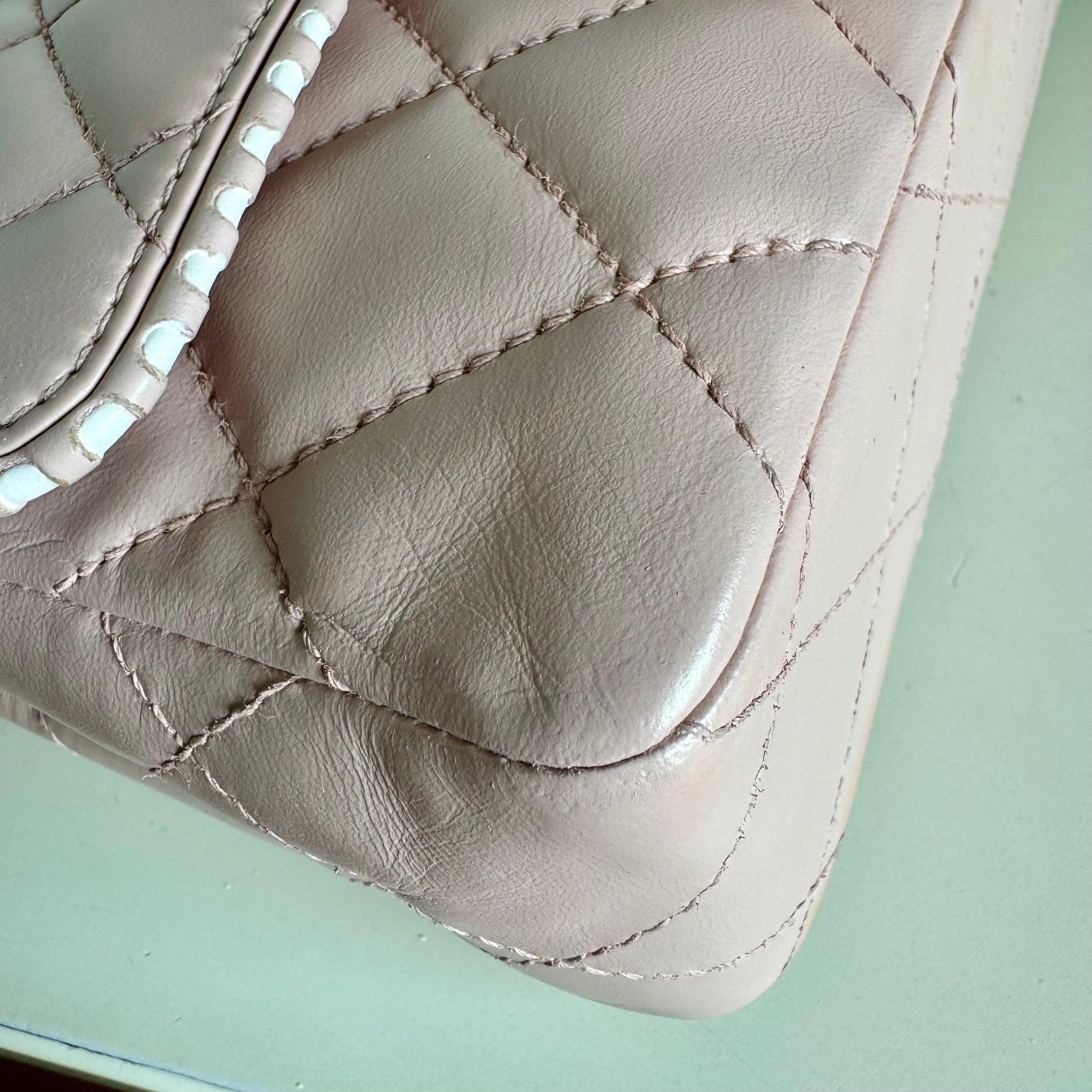 Chanel Classic Flap Medium Happy Stitch Pink Leder mit kontrastierendem weißen Rand im Angebot 4