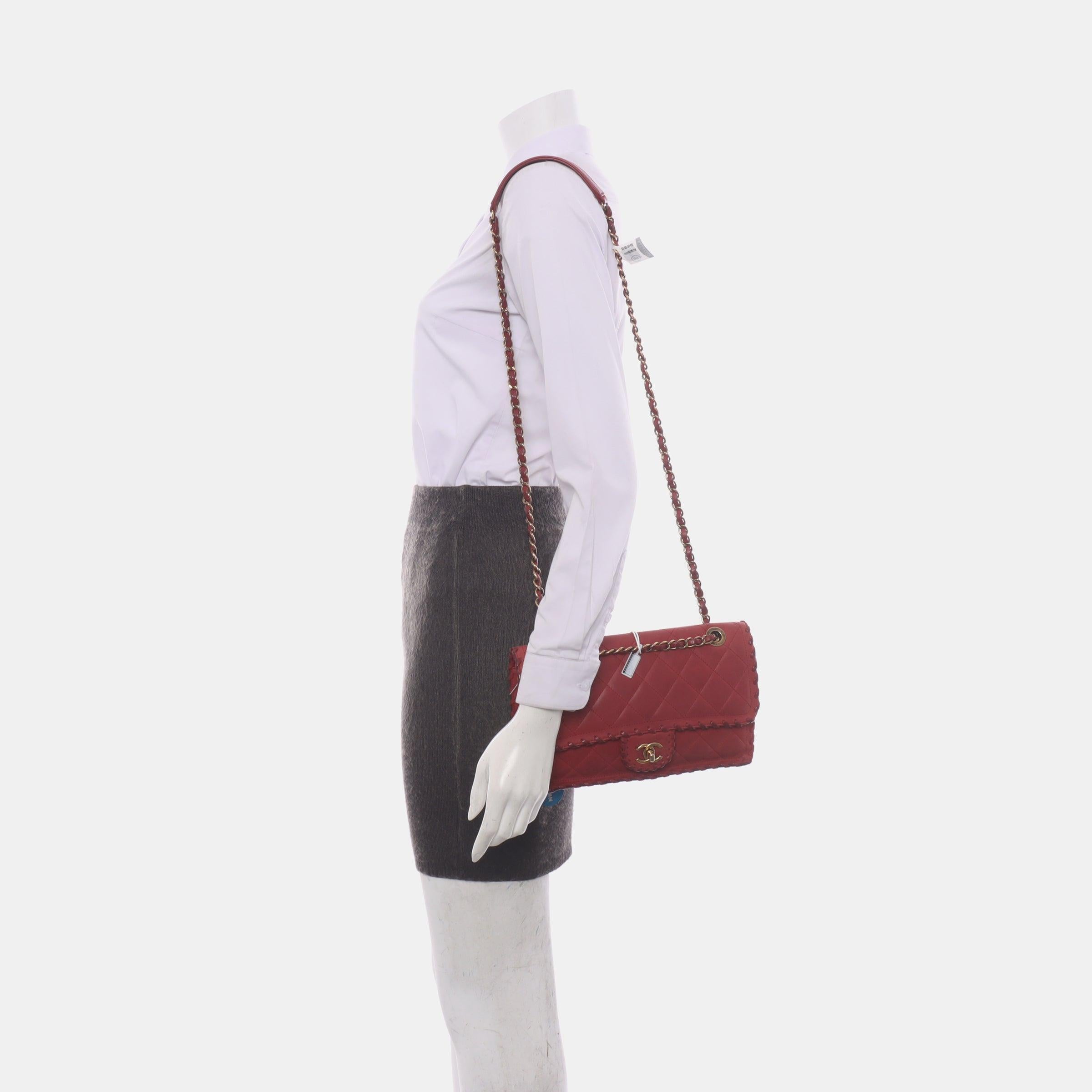 Chanel Classic Flap Medium Happy Stitch Red Fabric Gold Hardware, 2015-2016
 Il s'agit de photos professionnelles du sac offert
 Ce sac à rabat classique de Chanel, unique en son genre, respire la sophistication et l'élégance intemporelle.
