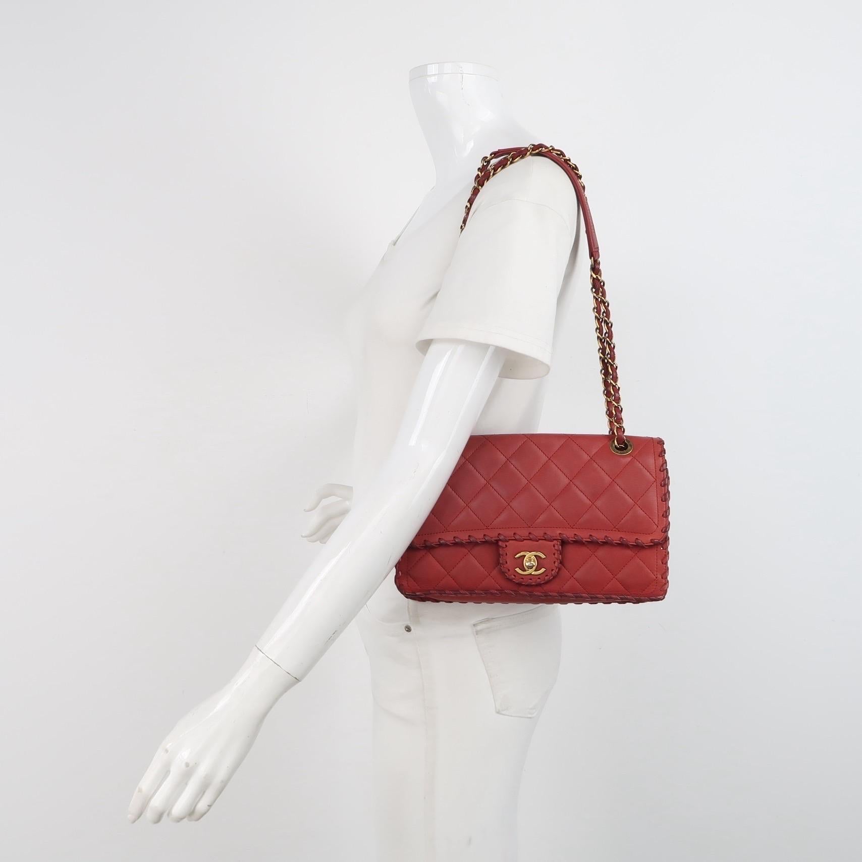 Chanel Classic Flap Medium Happy Stitch Red Fabric Gold Hardware, 2015-2016
 Il s'agit de photos professionnelles du sac offert
 Ce sac à rabat classique de Chanel, unique en son genre, respire la sophistication et l'élégance intemporelle.
