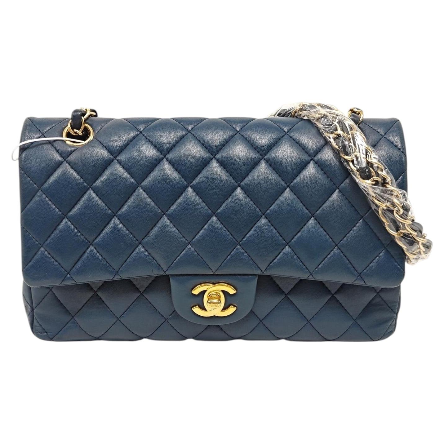 Sac Chanel Classic Flap moyen, cuir d'agneau bleu marine, finitions dorées, 2017