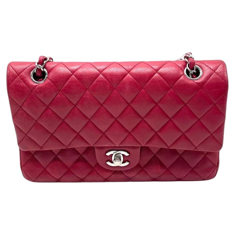 Sac Chanel Classic Flap moyen en cuir d'agneau rouge avec finitions argentées, collection 2012-2013