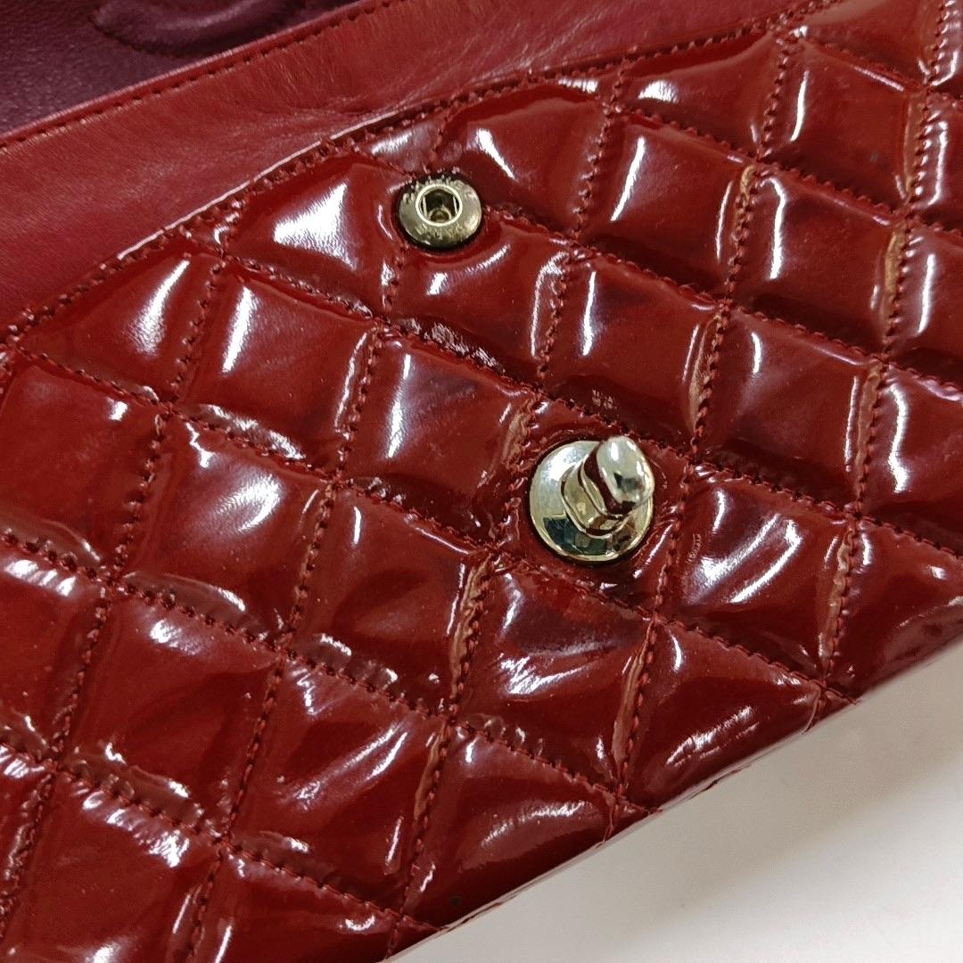 Chanel Classic Flap Medium in pelle verniciata rossa con finiture in argento in vendita 7