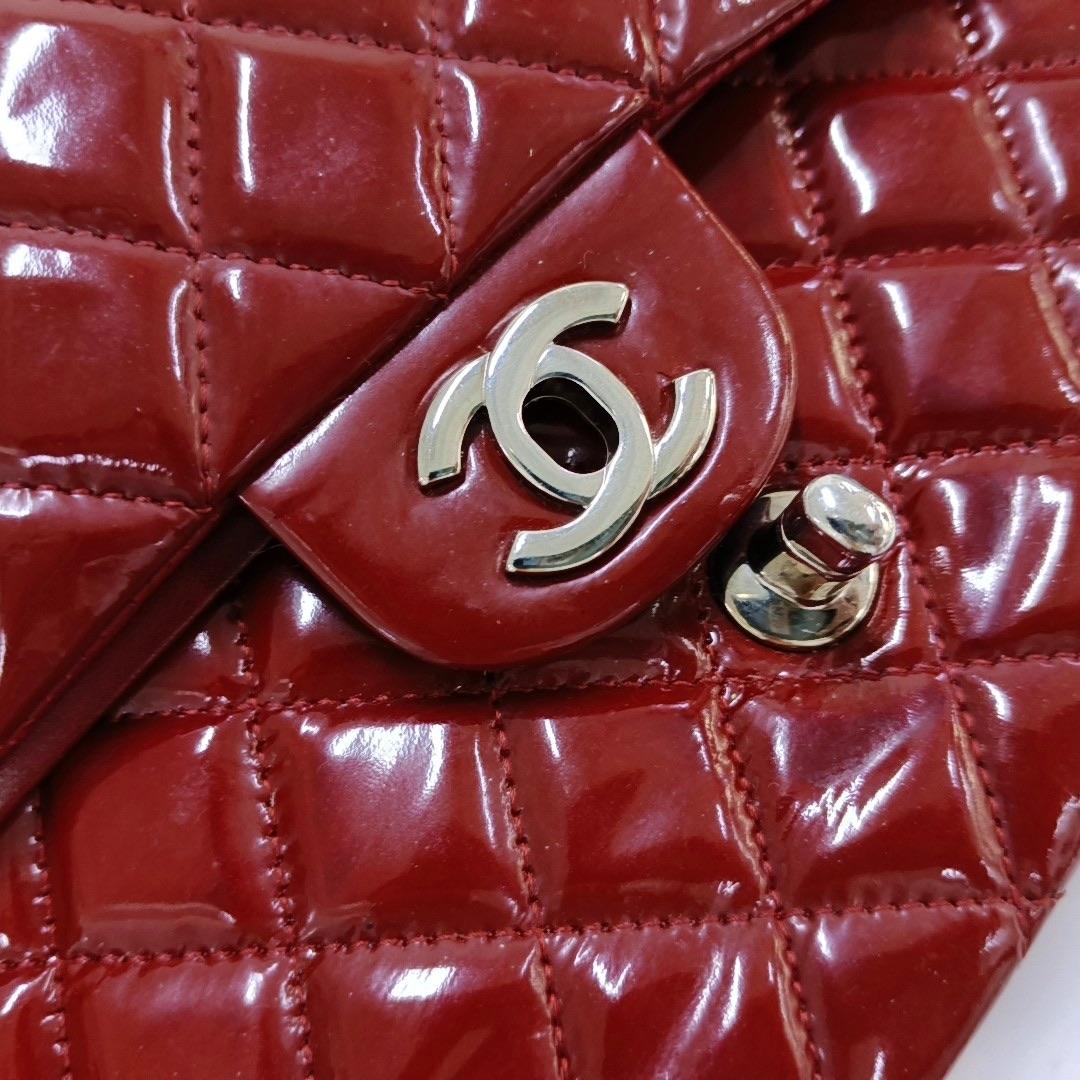Chanel Classic Flap Medium in pelle verniciata rossa con finiture in argento in vendita 9