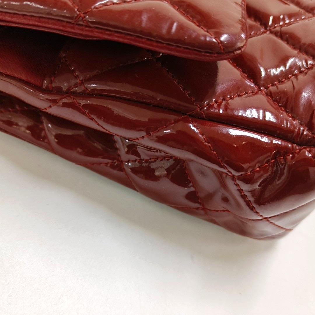 Chanel Classic Flap Medium in pelle verniciata rossa con finiture in argento in vendita 11
