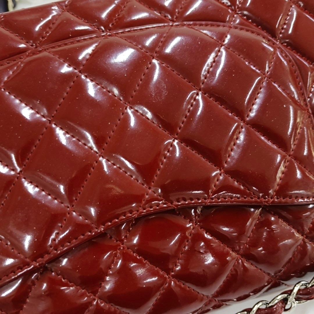 Chanel Classic Flap Medium in pelle verniciata rossa con finiture in argento in vendita 12