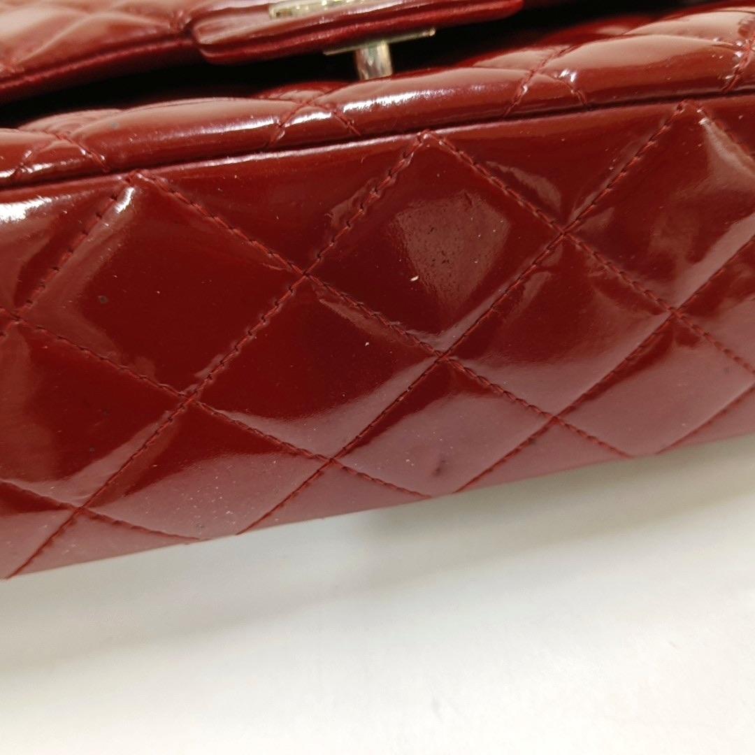Chanel Classic Flap Medium in pelle verniciata rossa con finiture in argento in vendita 14