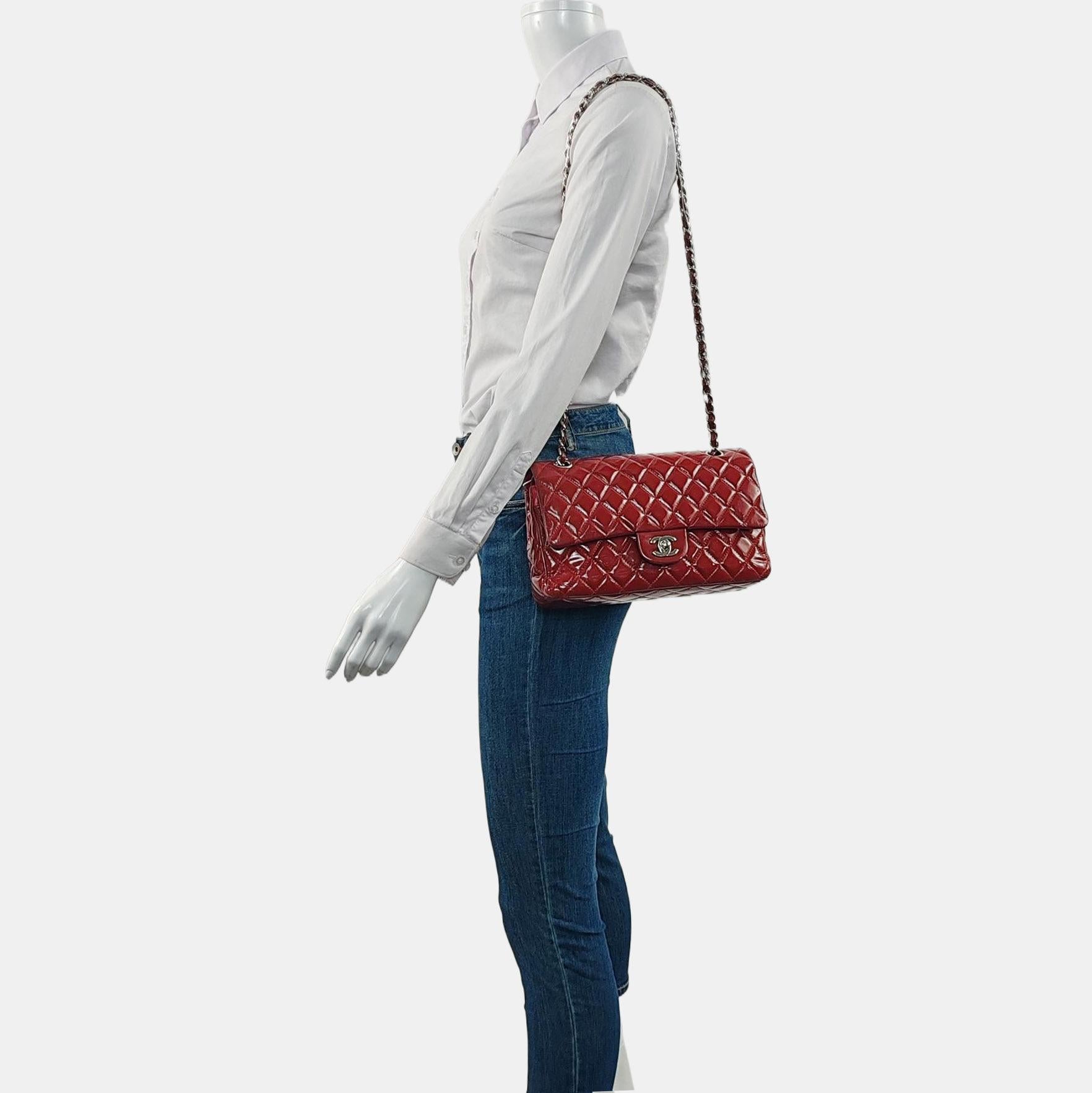 Chanel Classic Flap Medium in pelle verniciata rossa con finiture in argento
Queste sono foto professionali della borsa offerta da Luxbags.
Condizioni: BUONO.
Nel complesso moderati segni d'uso. Graffi su pelle e hardware. Leggere macchie