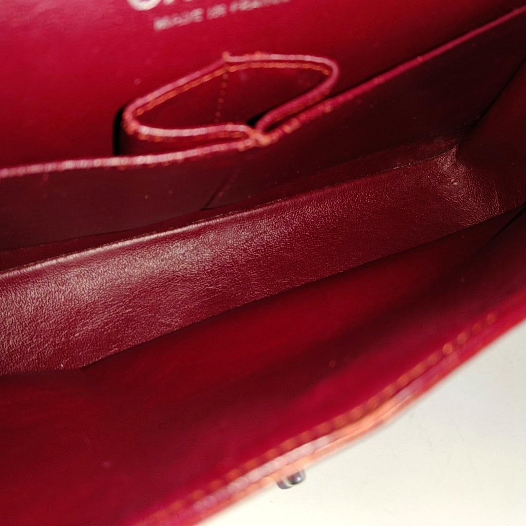 Chanel Classic Flap Medium in pelle verniciata rossa con finiture in argento in vendita 15
