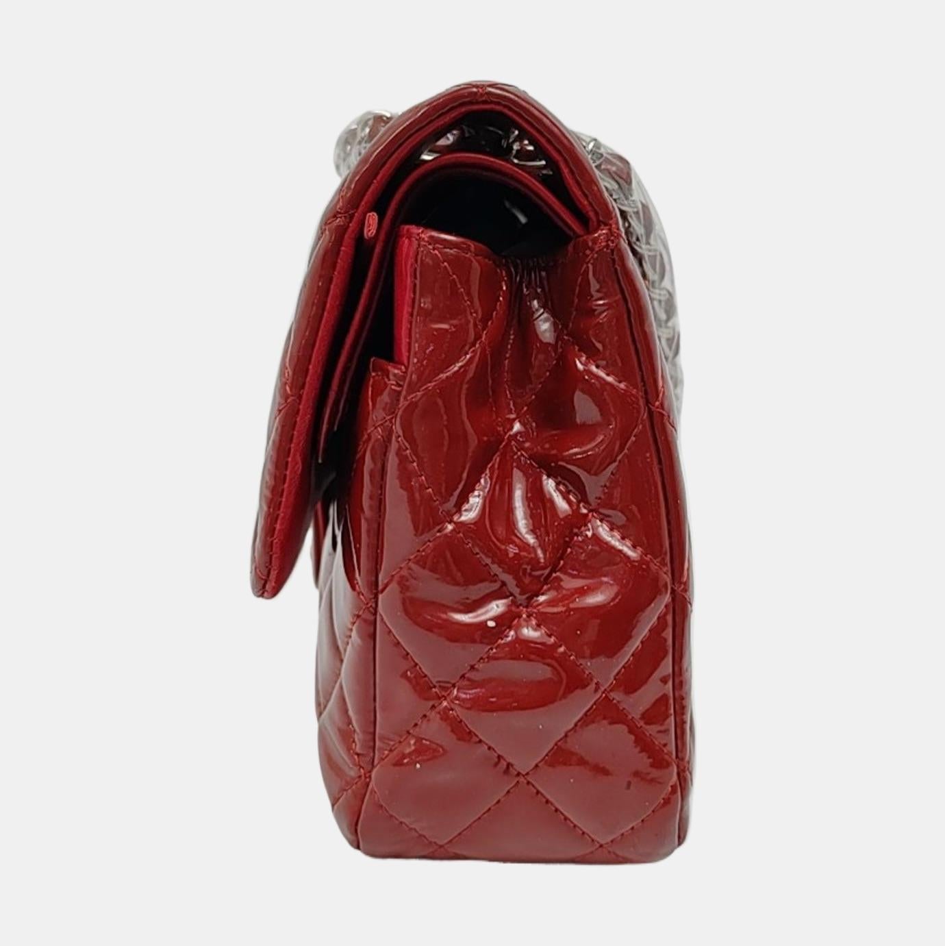 Marrone Chanel Classic Flap Medium in pelle verniciata rossa con finiture in argento in vendita