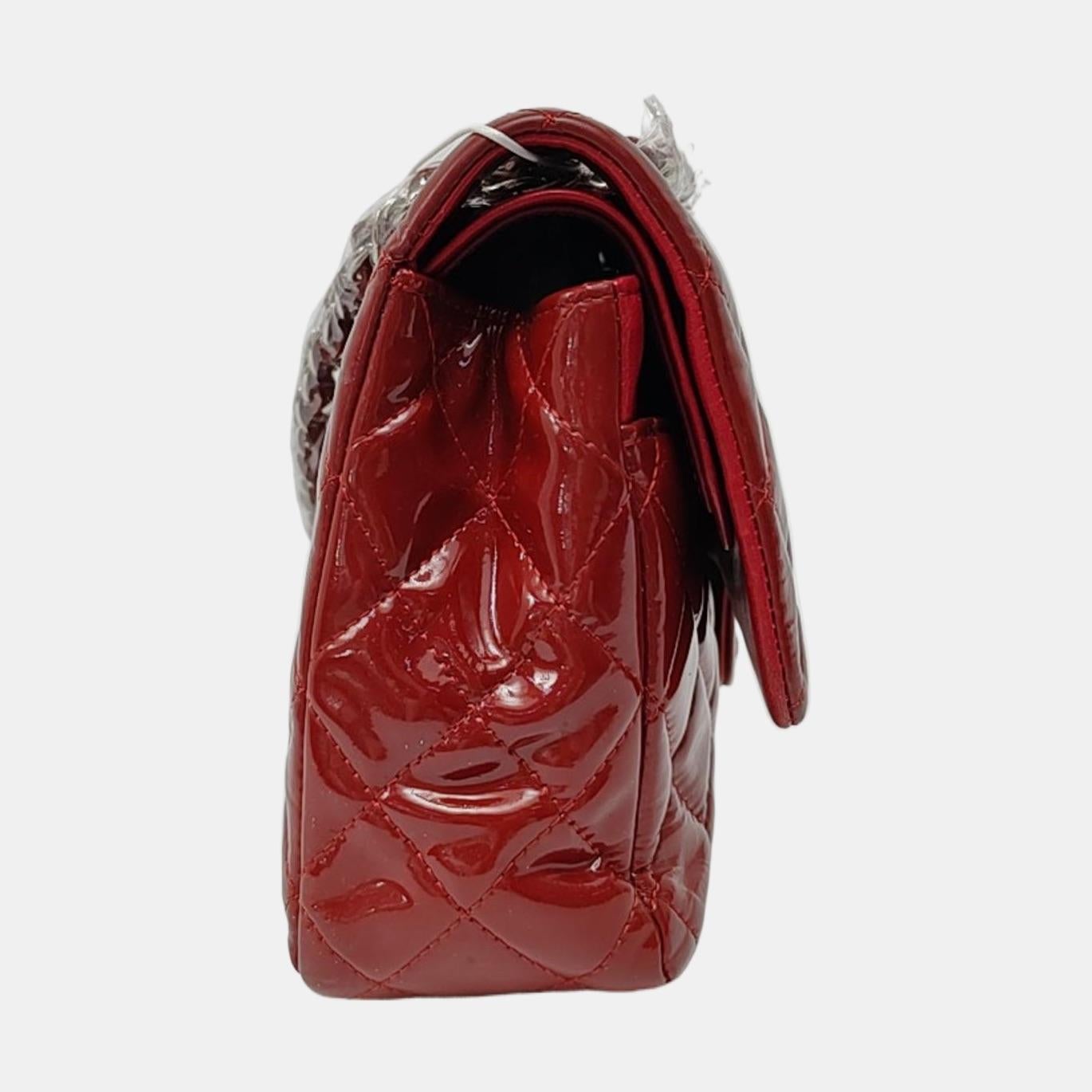 Chanel Classic Flap Medium in pelle verniciata rossa con finiture in argento In condizioni buone in vendita a AUBERVILLIERS, FR
