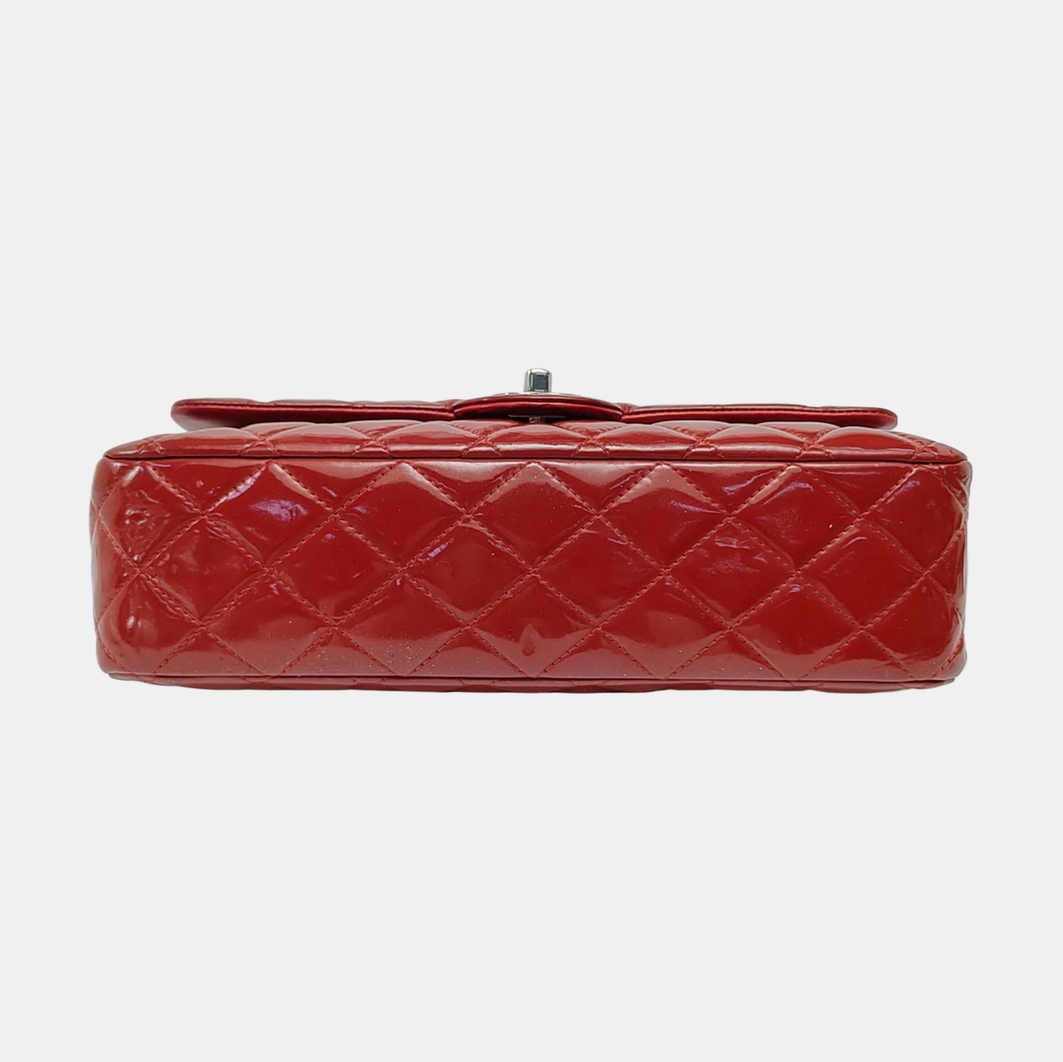 Chanel Classic Flap Medium in pelle verniciata rossa con finiture in argento in vendita 1